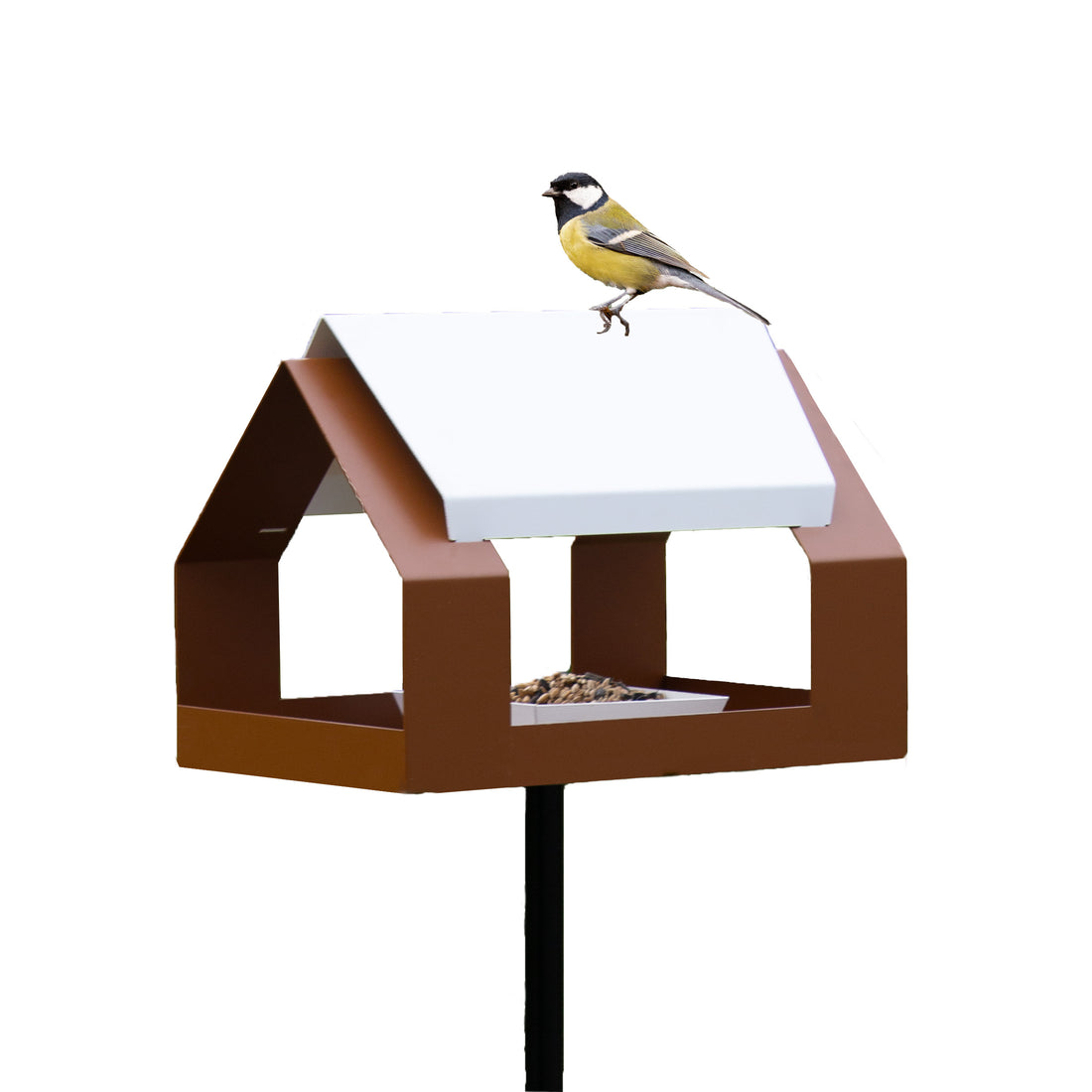 The Barn Vogelvoederhuis op paal ruin van Heeej -voorkant schuin met koolmeesje en witte achtergrond