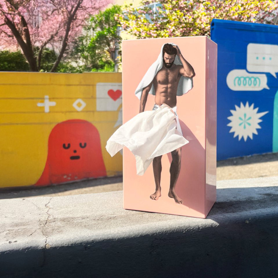 Tissue Up Boy Roze│Tissuebox│art. TG006TH│buiten op betonnen richel met graffiti op achtergrond