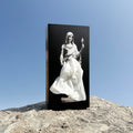 Tissue Up Mythology Spextrum│Tissuebox Hestia staand op rotsblok met heldere blauwe lucht op achtergrond