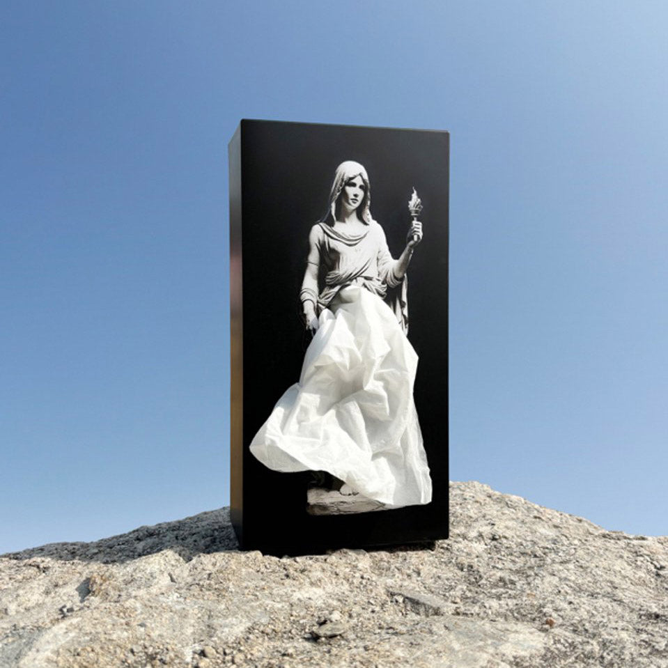 Tissue Up Mythology Spextrum│Tissuebox Hestia staand op rotsblok met heldere blauwe lucht op achtergrond