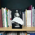 Tissue Up Mythology Spextrum│Tissuebox Hestia staand op plank met boeken erachter
