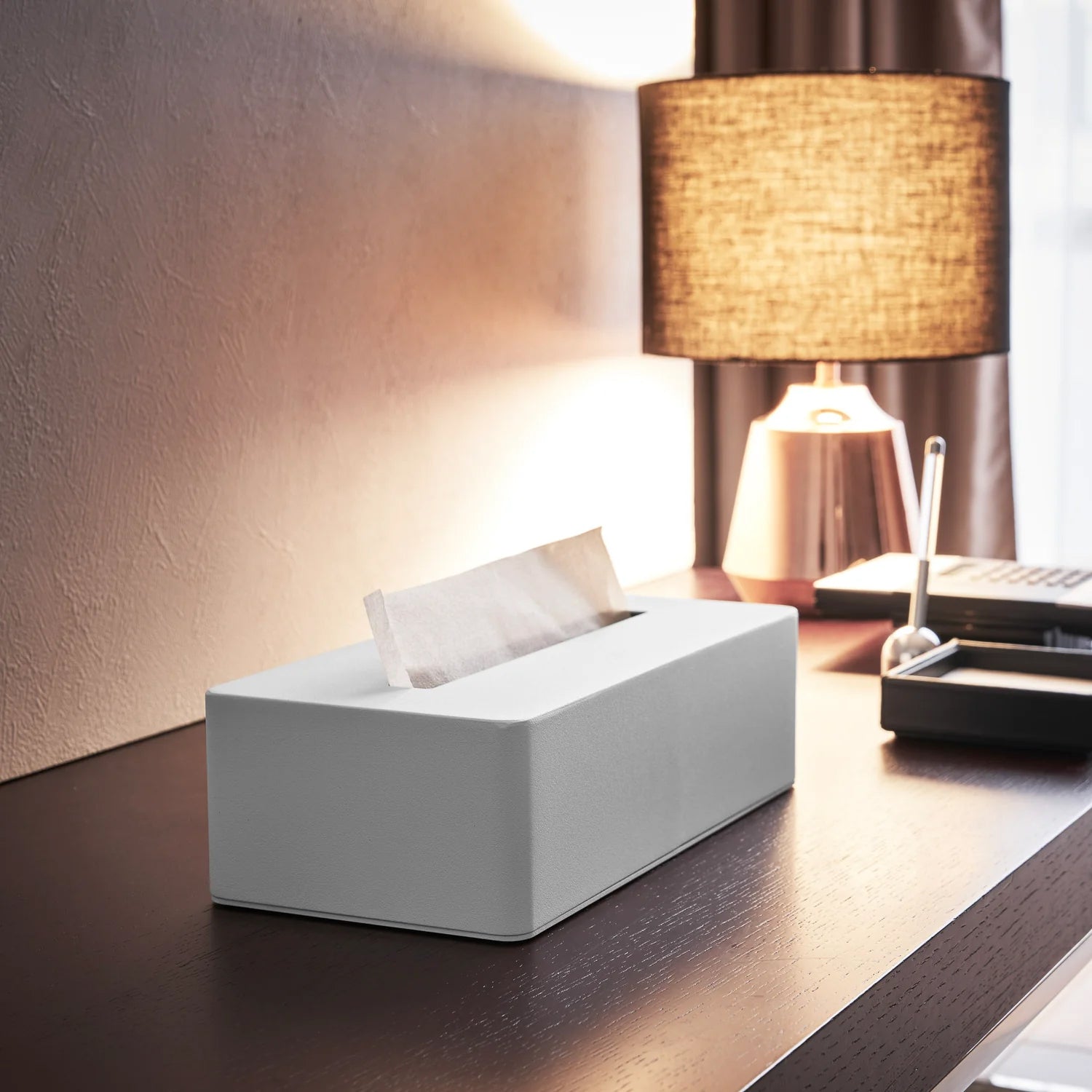 Tower Tissuebox Staal Zwart│Yamazaki│art. 04216│op bureau in hotelkamer