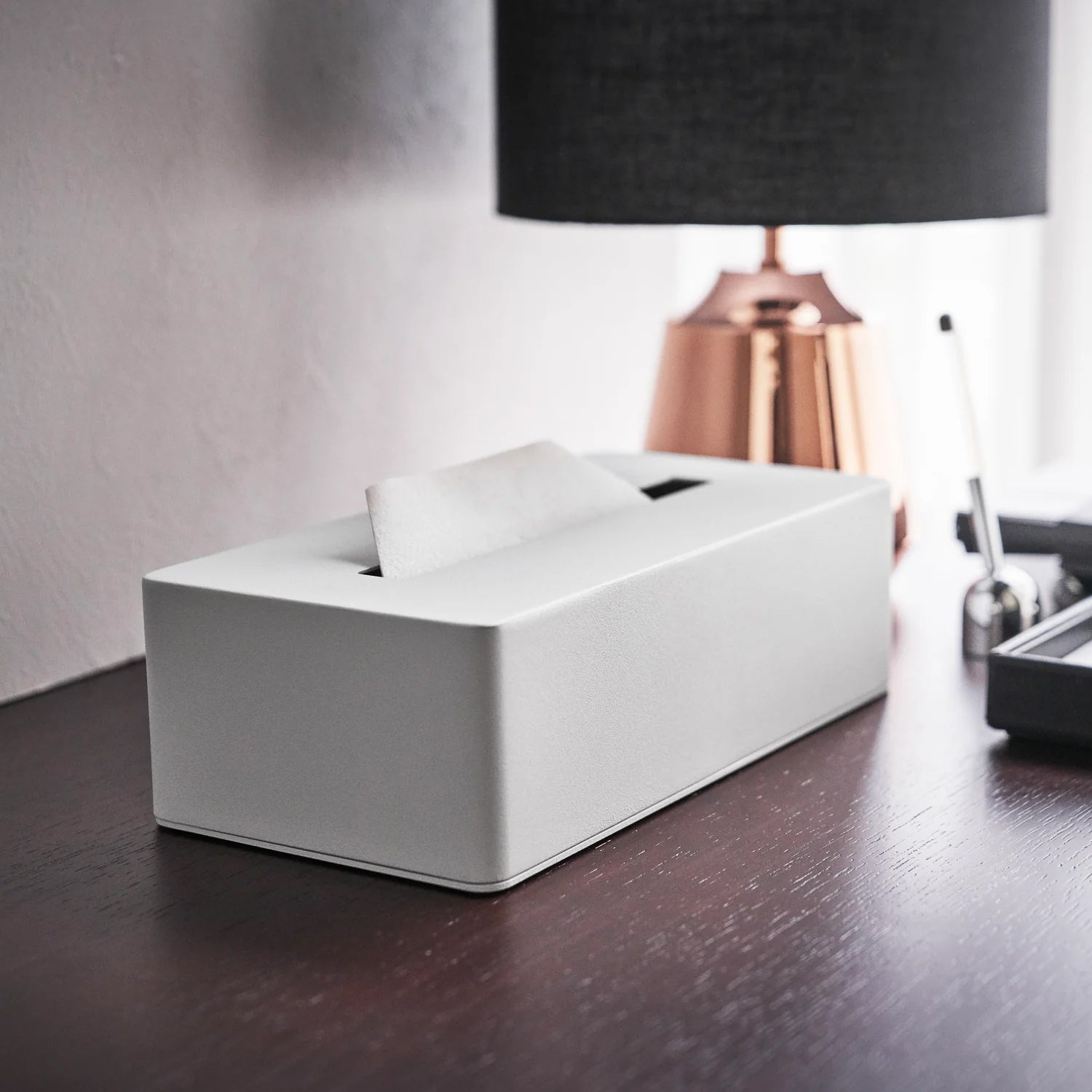 Tower Tissuebox Staal Zwart│Yamazaki│art. 04216│op bureau naast koperen lamp