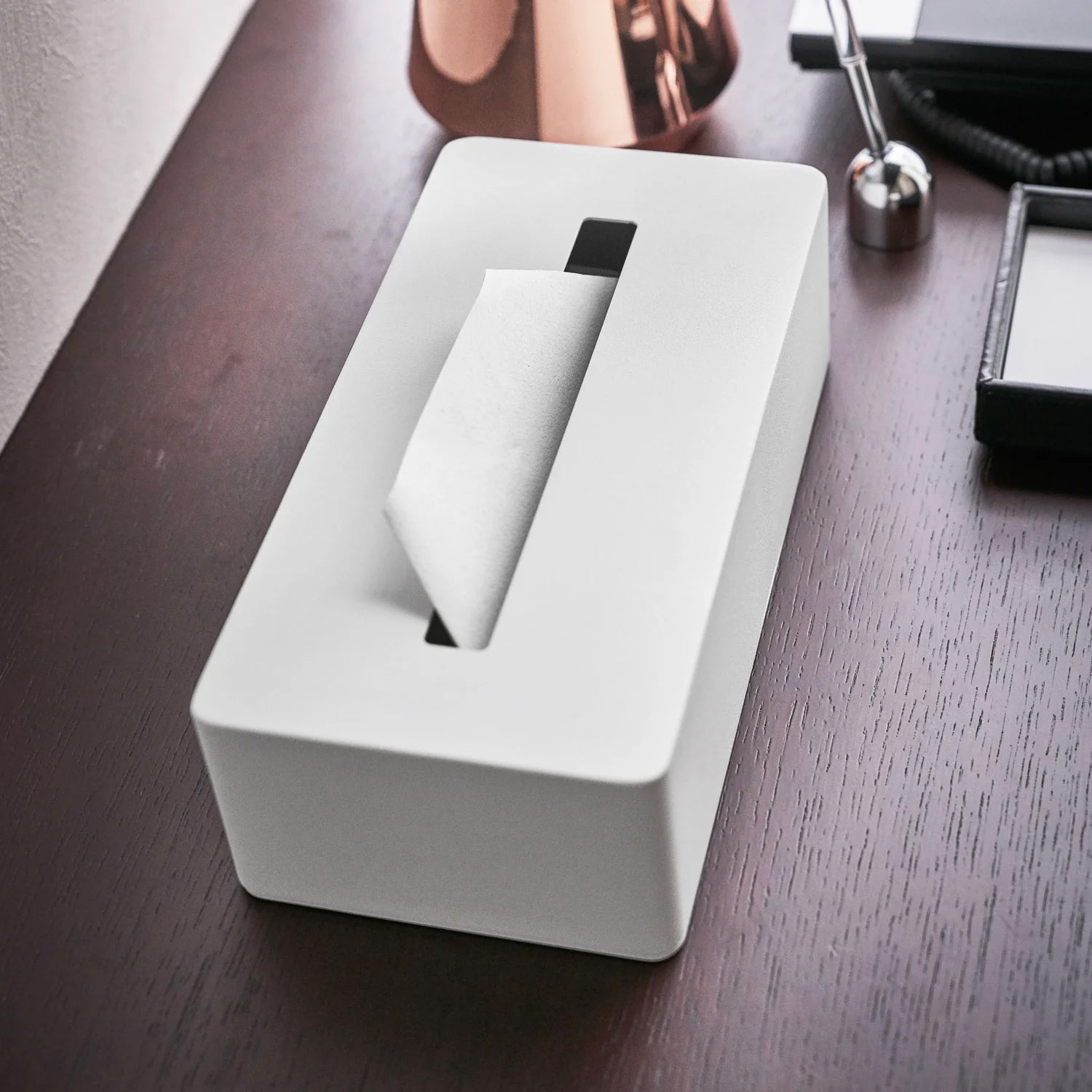 Tower Tissuebox Staal Zwart│Yamazaki│art. 04216│bovenaanzicht op bureau