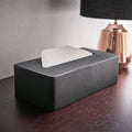 Tower Tissuebox Staal Zwart│Yamazaki│art. 04216│close-up op houten tafel naast lamp