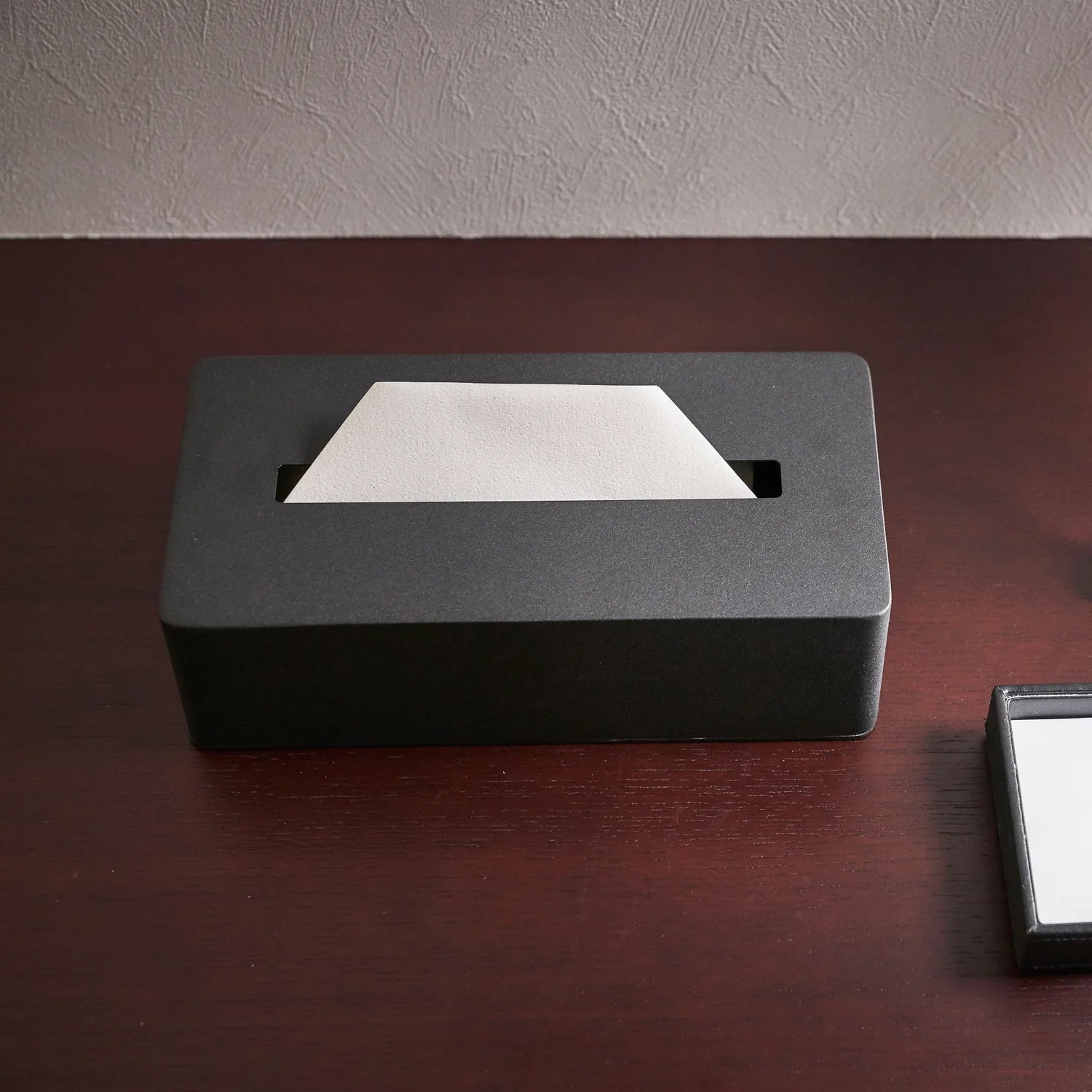 Tower Tissuebox Staal Zwart│Yamazaki│art. 04216│bovenaanzicht op houten tafel