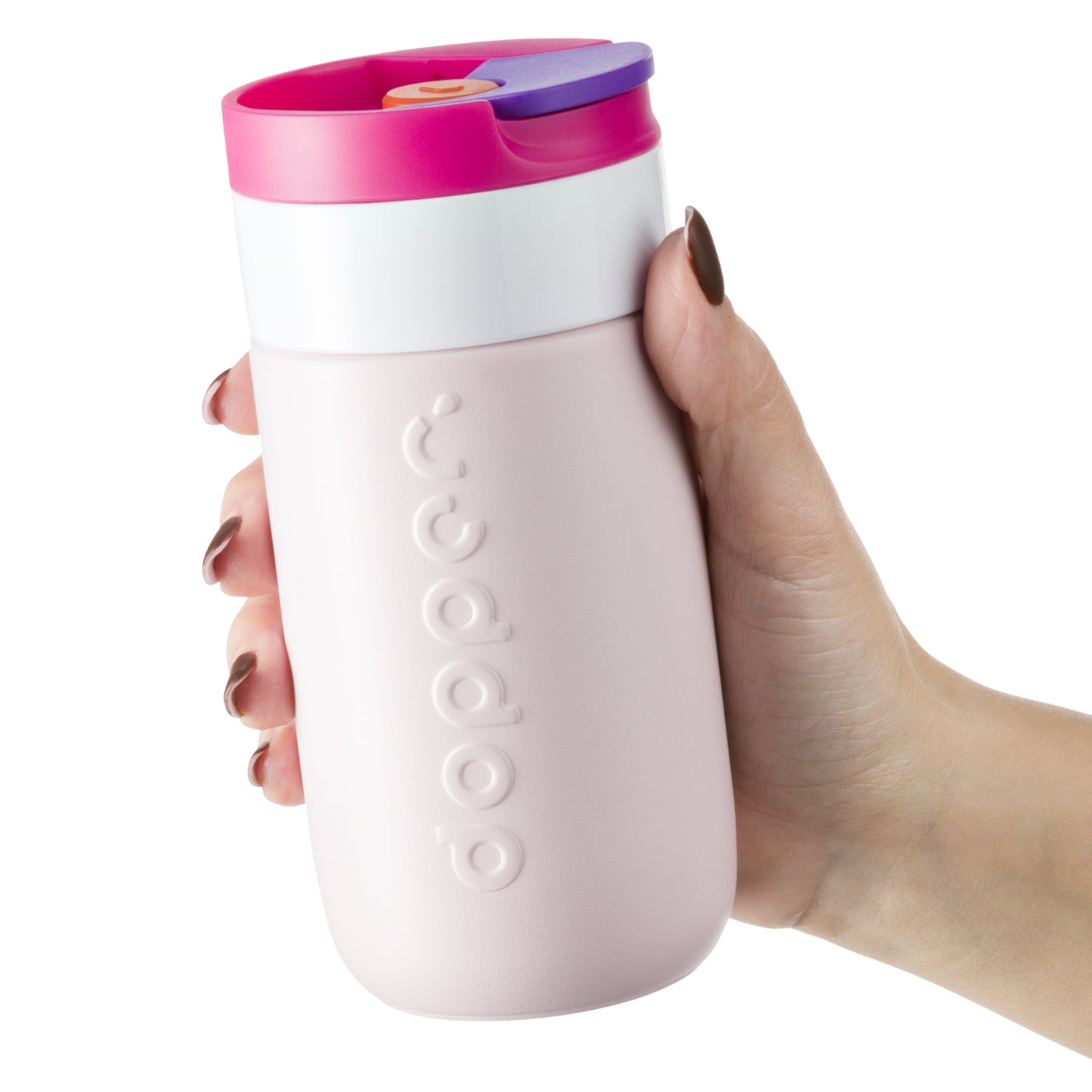 Dopper Travel Mug 300ml Berry Pink in hand vastgehouden door vrouw