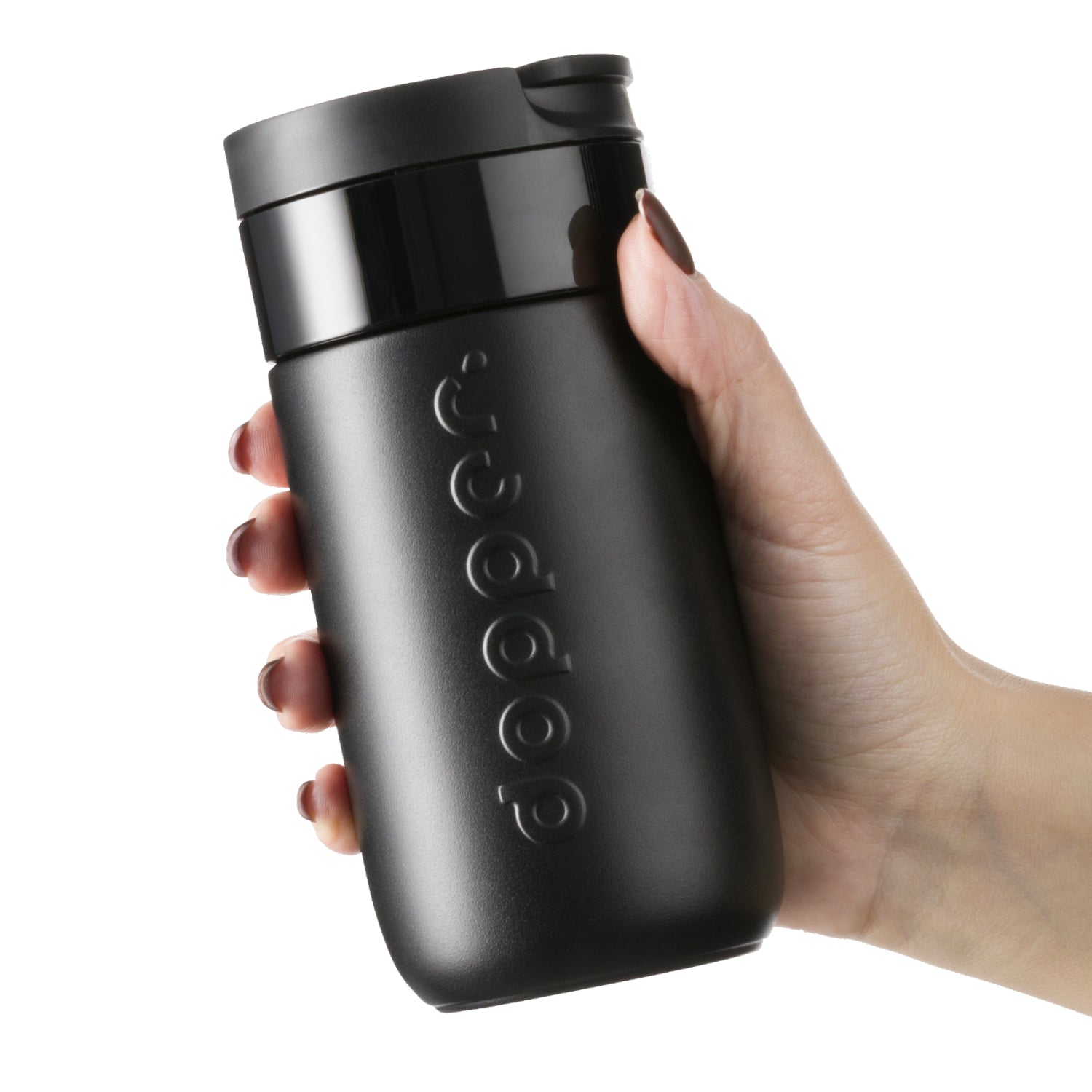 Dopper Travel Mug Small 300ml Blazing Black (zwart) in hand vastgehouden door vrouw