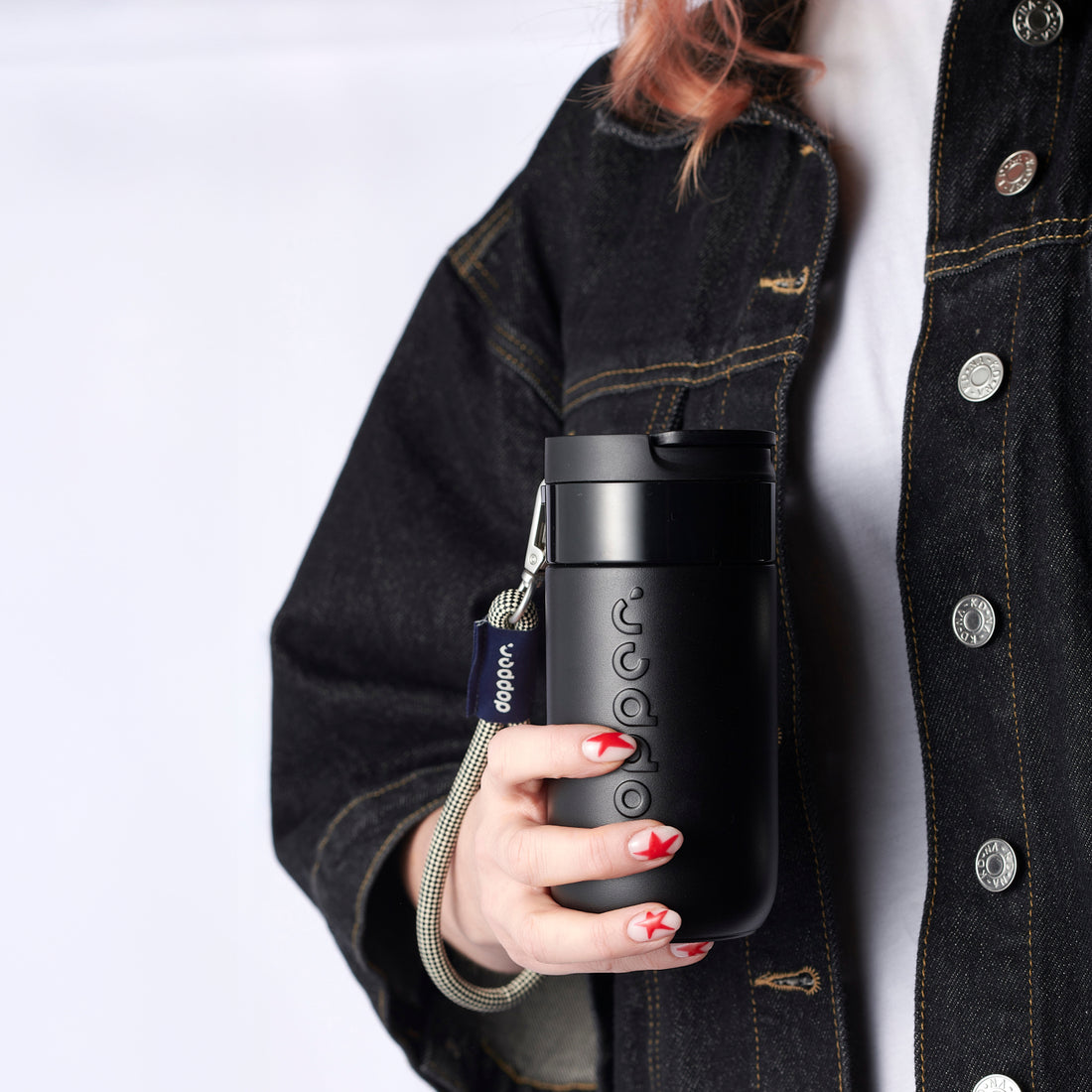 Dopper Travel Mug Small 300ml Blazing Black (zwart) - vooraanzicht met witte achtergrond