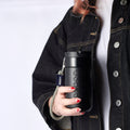 Dopper Travel Mug Small 300ml Blazing Black (zwart) - vrouw in spijkerjack hout beker met Wrist cord in hand