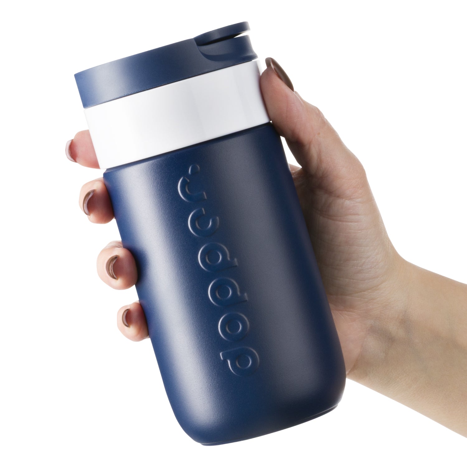 Dopper Travel Mug Small 300ml Breaker Blue (blauw) vastgehouden in hand van vrouw