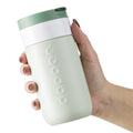 Dopper Travel Mug Small 300ml Forest Green  vastgehouden in hand van vrouw