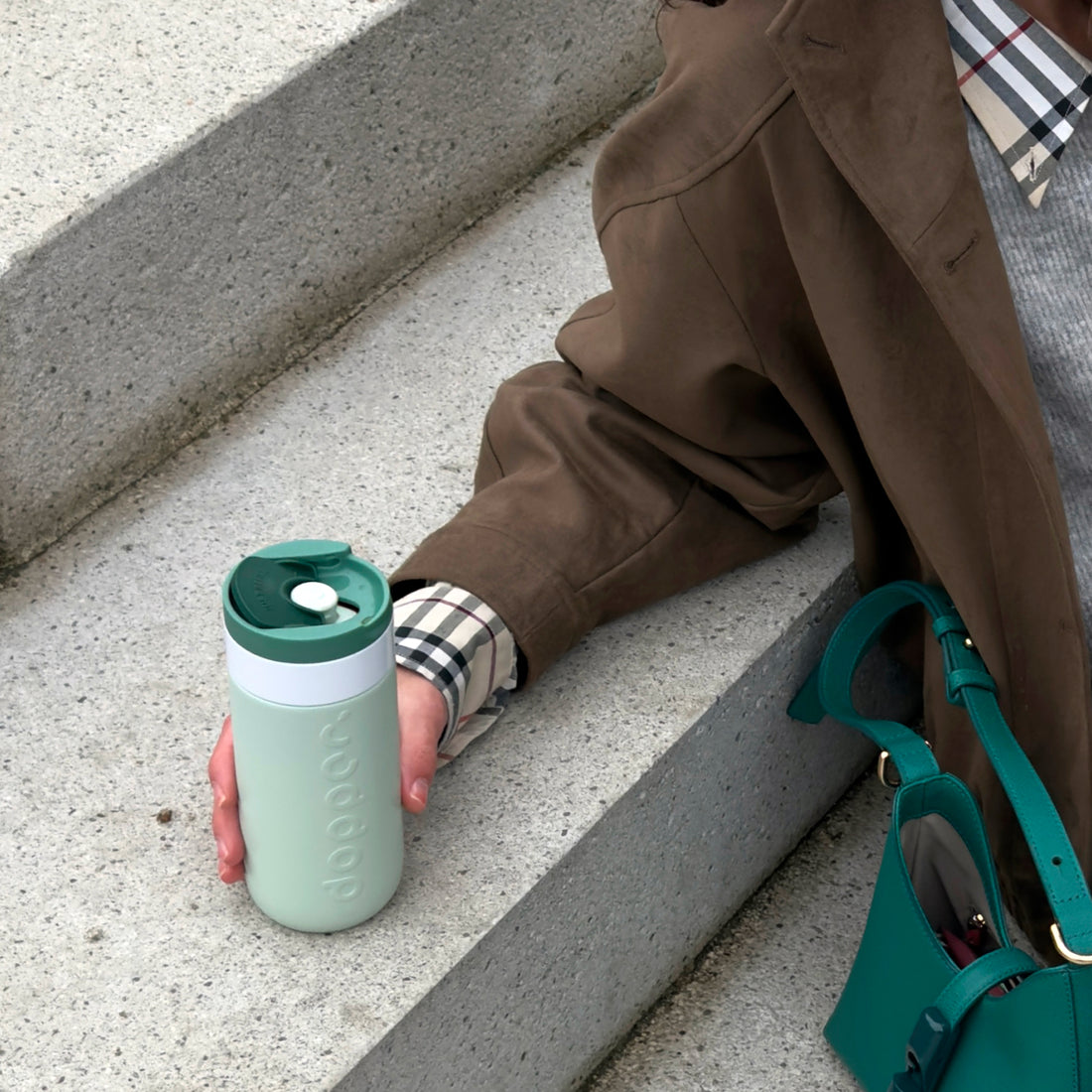 Dopper Travel Mug Small 300ml Forest Green - vooraanzicht met witte achtergrond