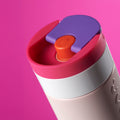 Dopper Travel Mug Large 400ml Berry Pink (roze) - Detail Flip Cap met roze achtergrond