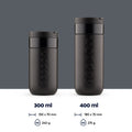 Dopper Travel Mug Small en Large Blazing Black naast elkaar met vermelding inhoud, afmeting en gewicht
