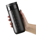 Dopper Travel Mug Large 400ml Blazing Black - in hand van vouw vaastgehouden