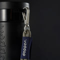 Dopper Travel Mug Large 400ml Blazing Black - detail metalen haak van Wrist Cord