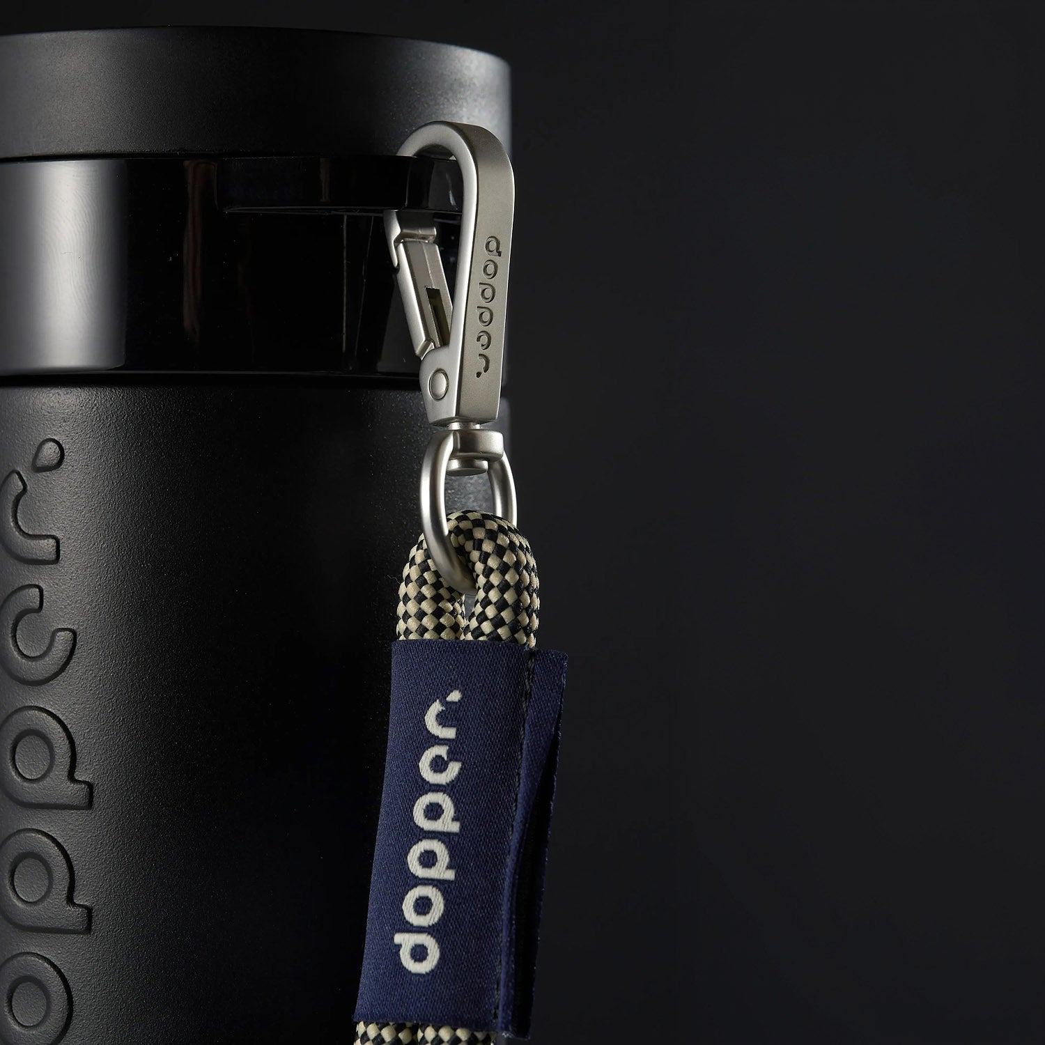 Dopper Travel Mug Large 400ml Blazing Black - detail metalen haak van Wrist Cord