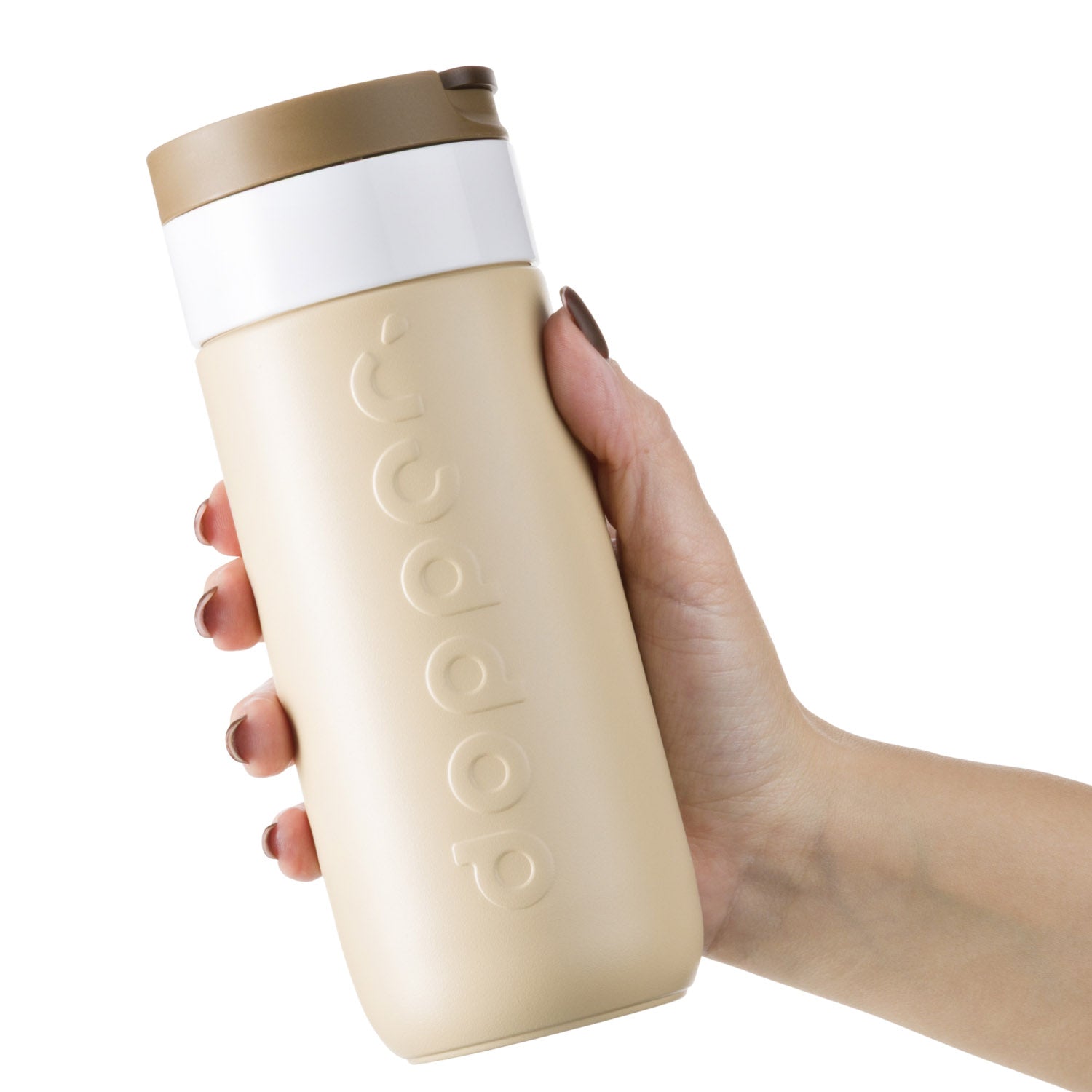 Dopper Travel Mug Large 400ml Earthy Brown (beige) - in hand van vrouw vastgehouden