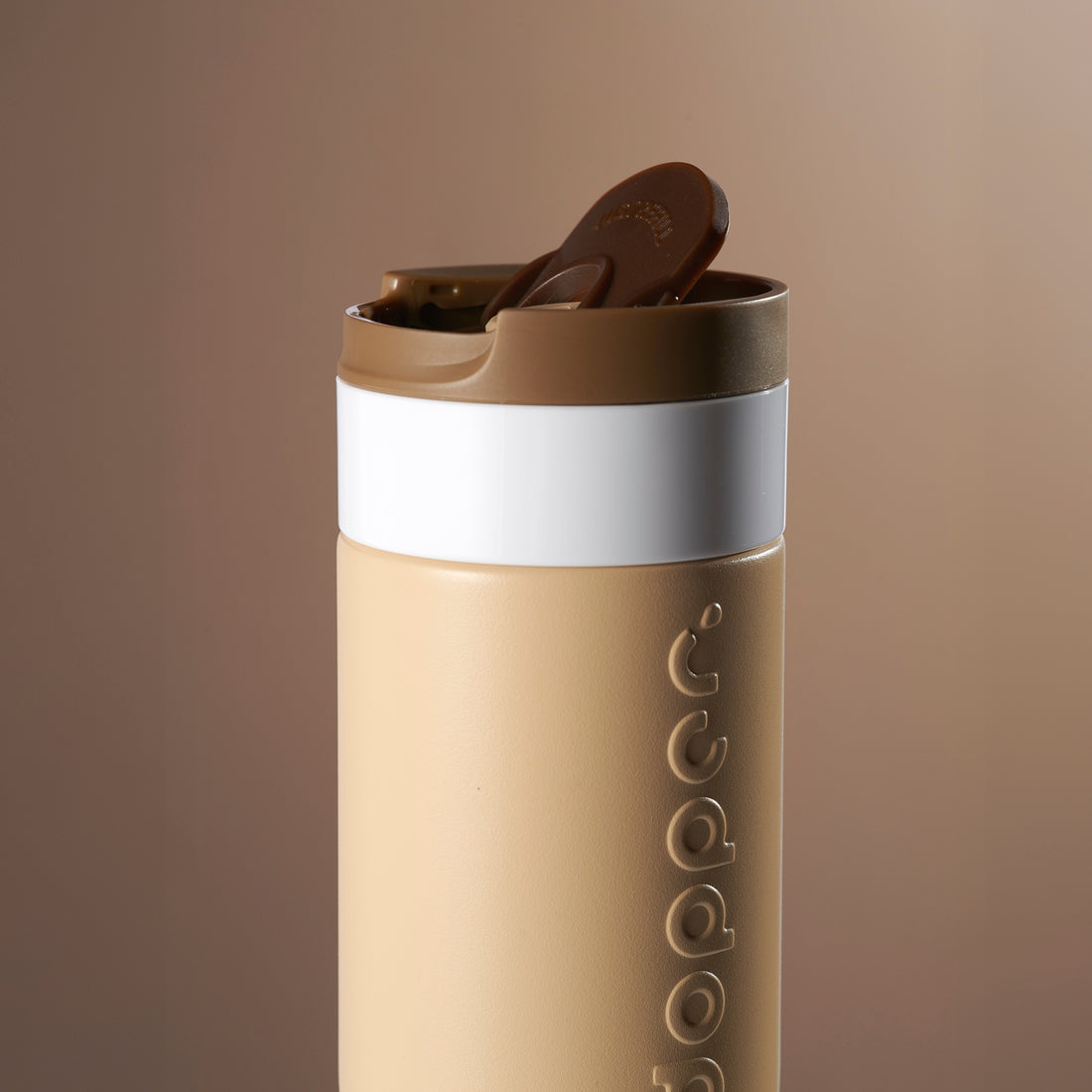 Dopper Travel Mug Large 400ml Earthy Brown (beige) - vooraanzicht met witte achtergrond