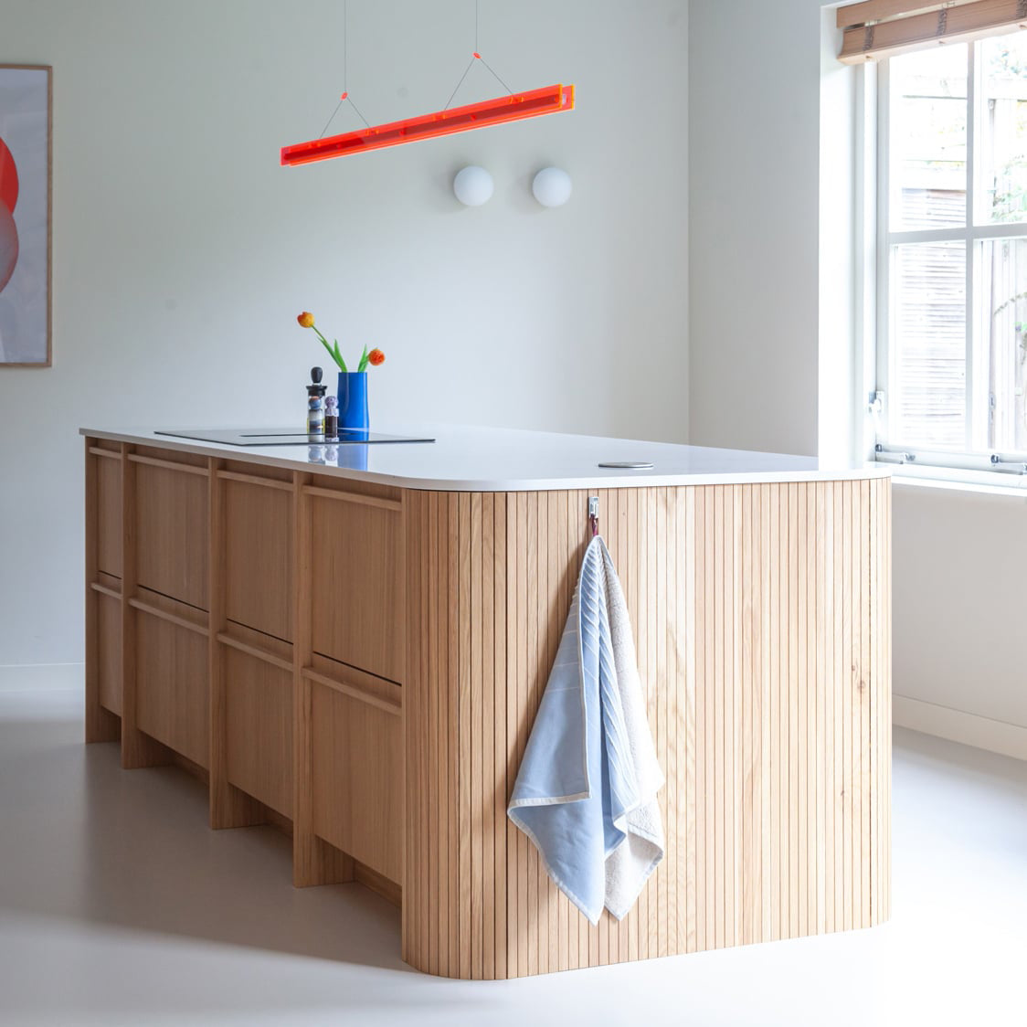 TweeDoek in lichtblauw, aan het lusje opgehangen bij een houten keukenblok