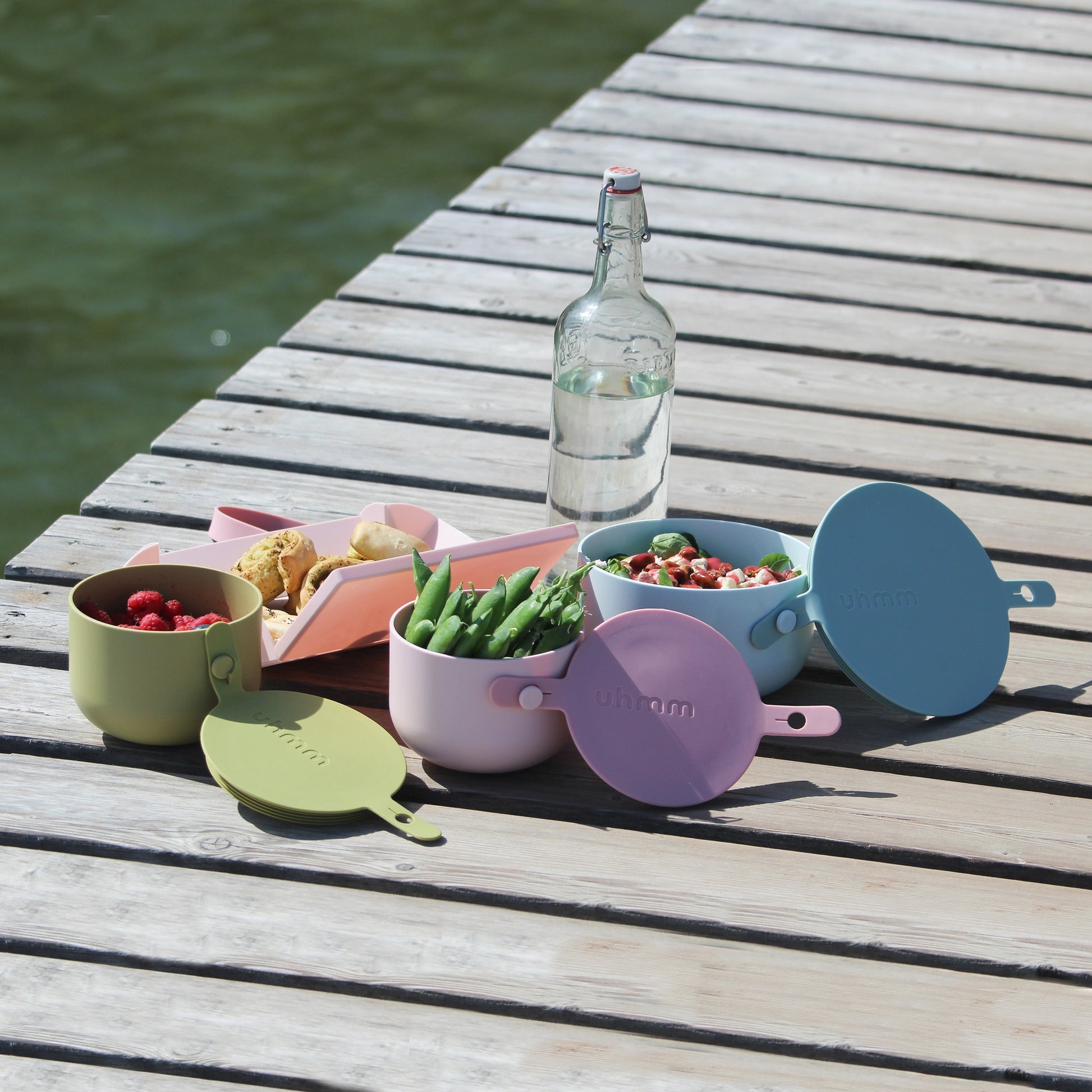 Uhm Bowl 01 en 02 in diverse kleuren op houten vlonder.