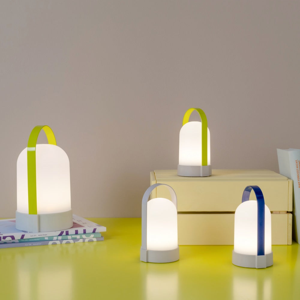Little Uri Oplaadbare Buitenlamp nr.31│set van 3 Remember│art. LU31│grope naast gele krat en tijdschriften