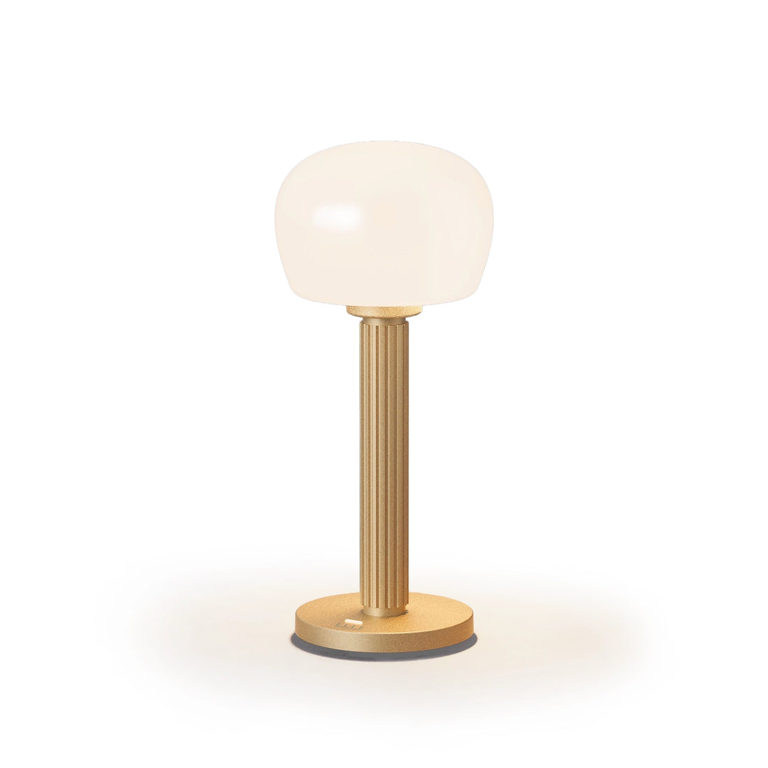 ELLE Decoration Vendome oplaadbare tafellamp in mat goud, vooraanzicht op witte achtergrond.
