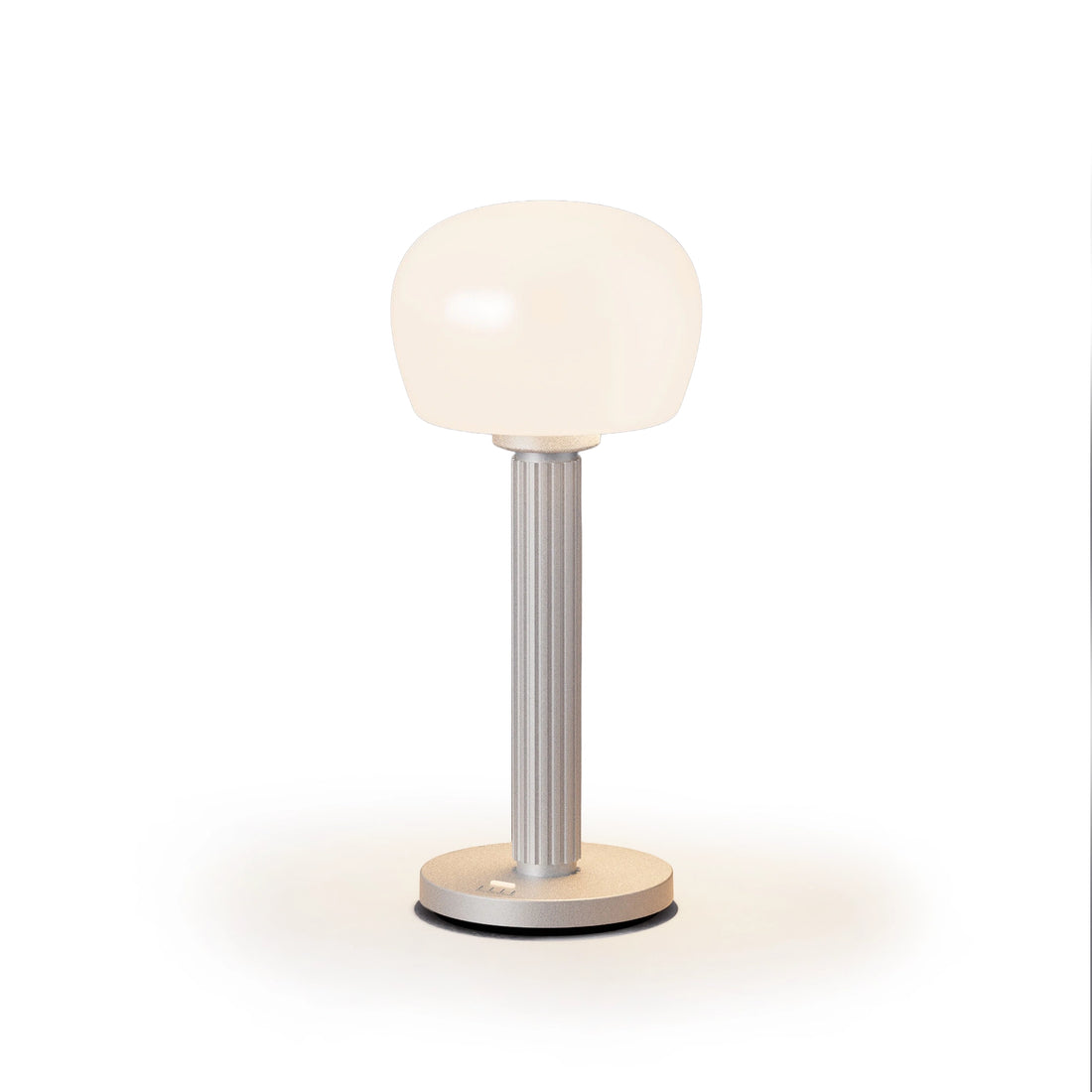 ELLE Decoration Vendome oplaadbare tafellamp in mat zilver, vooraanzicht op witte achtergrond.