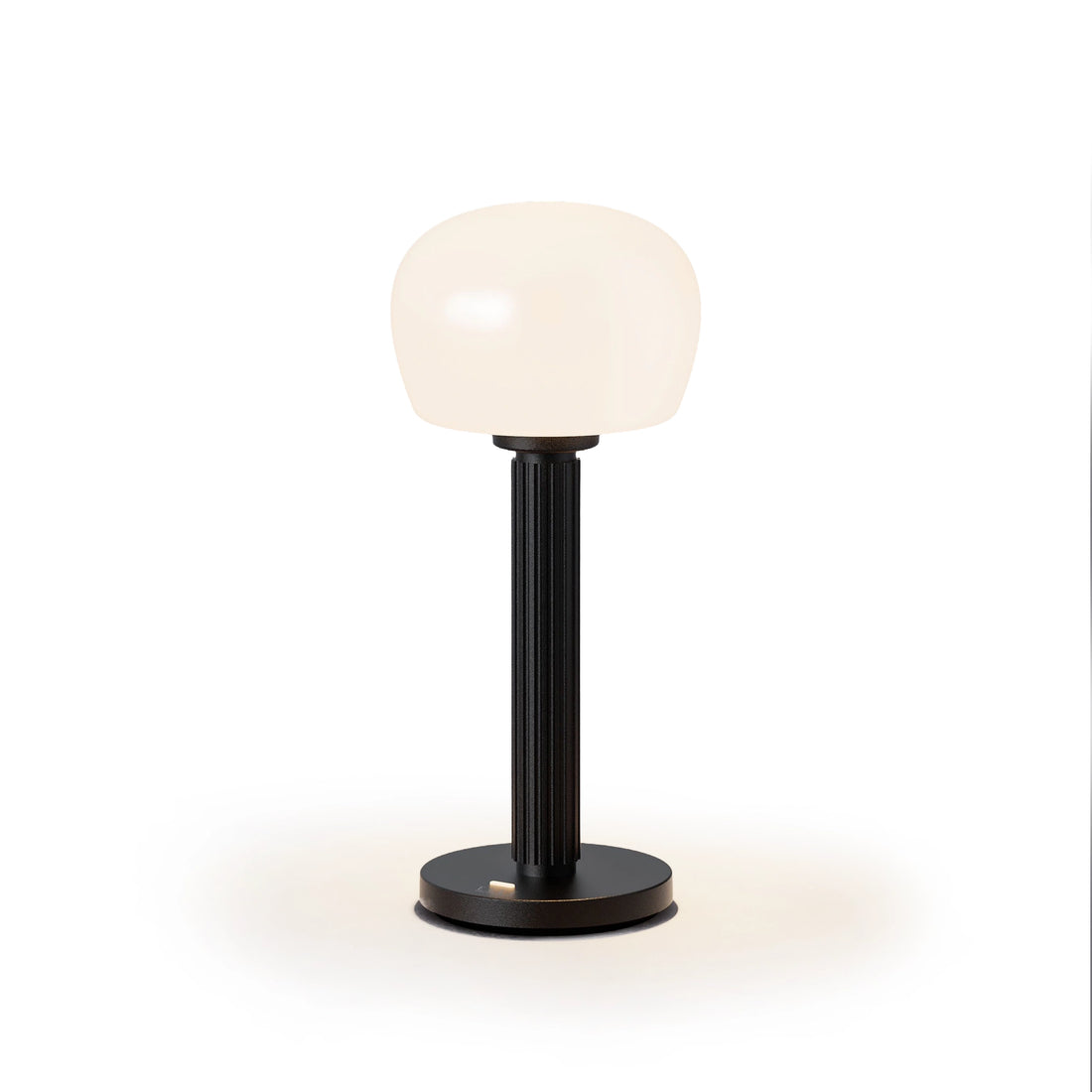 ELLE Decoration Vendome oplaadbare tafellamp in mat zwart, vooraanzicht op witte achtergrond.
