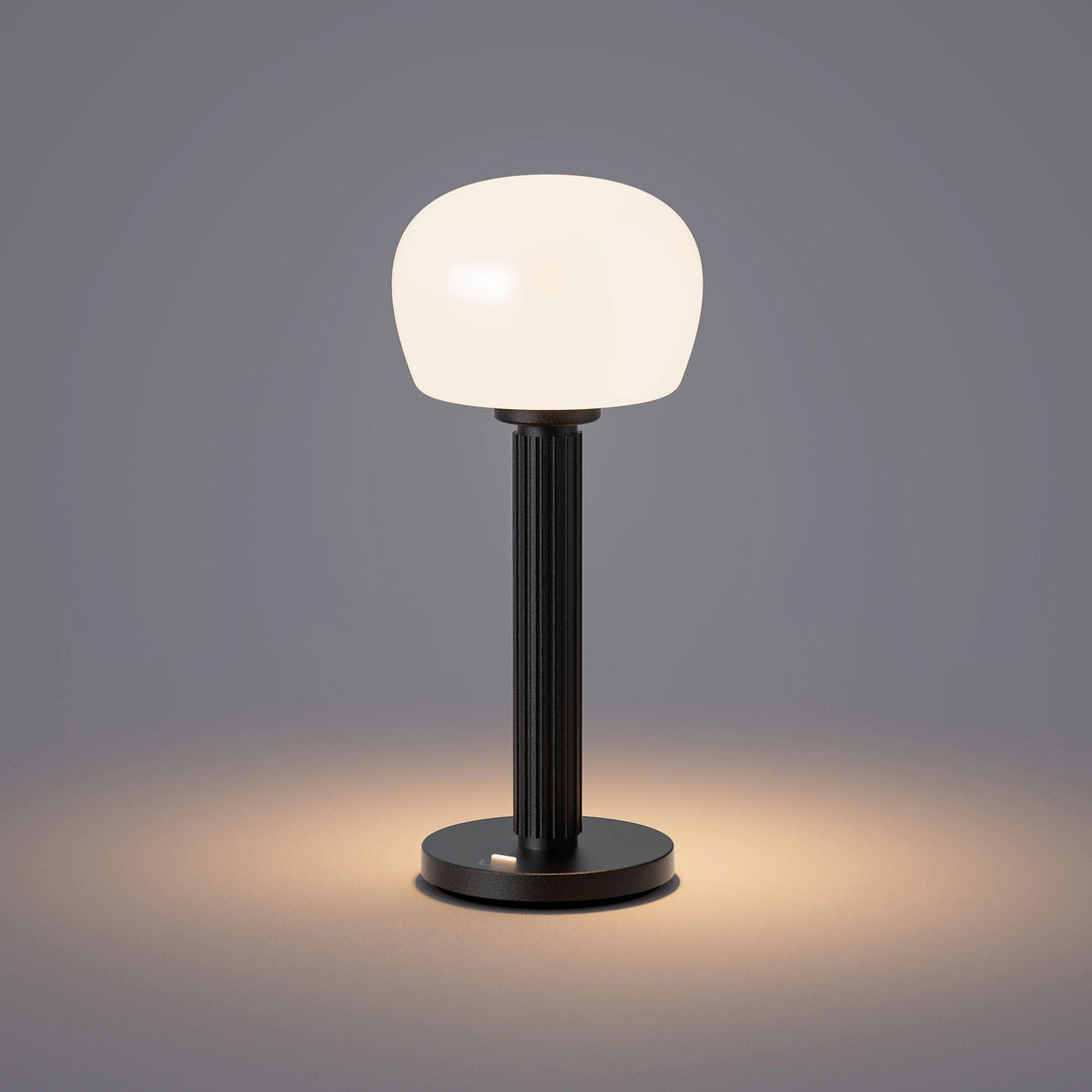 ELLE Decoration Vendome oplaadbare tafellamp in mat zwart, vooraanzicht op witte achtergrond.
