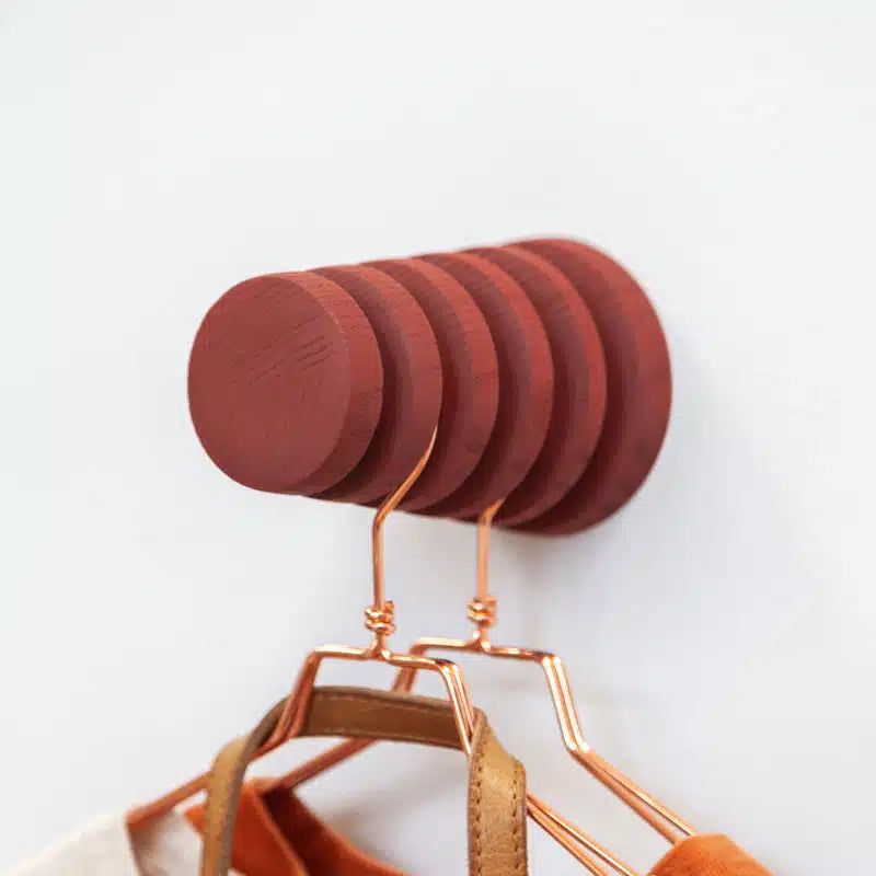 Alf Wandhaak Essenhout Diep Rood│Vij5│aan wand met koperen kleerhangers