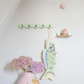 Coatrack by the Meter 50cm Mintrgroen hangt aan wand met papieren vis aan haakje naat 20cm versie