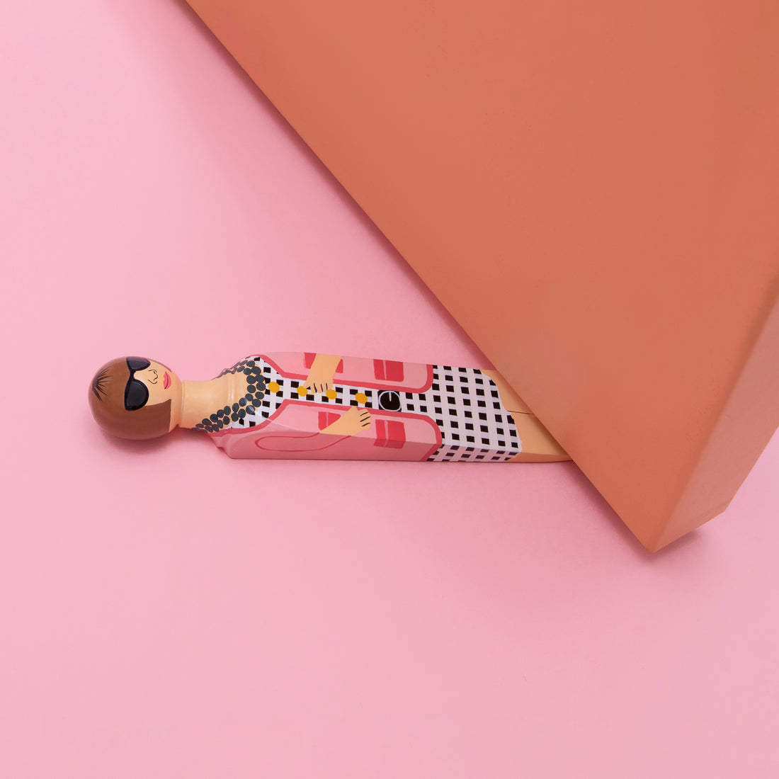 Wedgie Deurstopper Ana ( Anna Wintour) - vooraanzicht met witte achtergrond en kleine ronde afbeelding onder deur rechtsboven