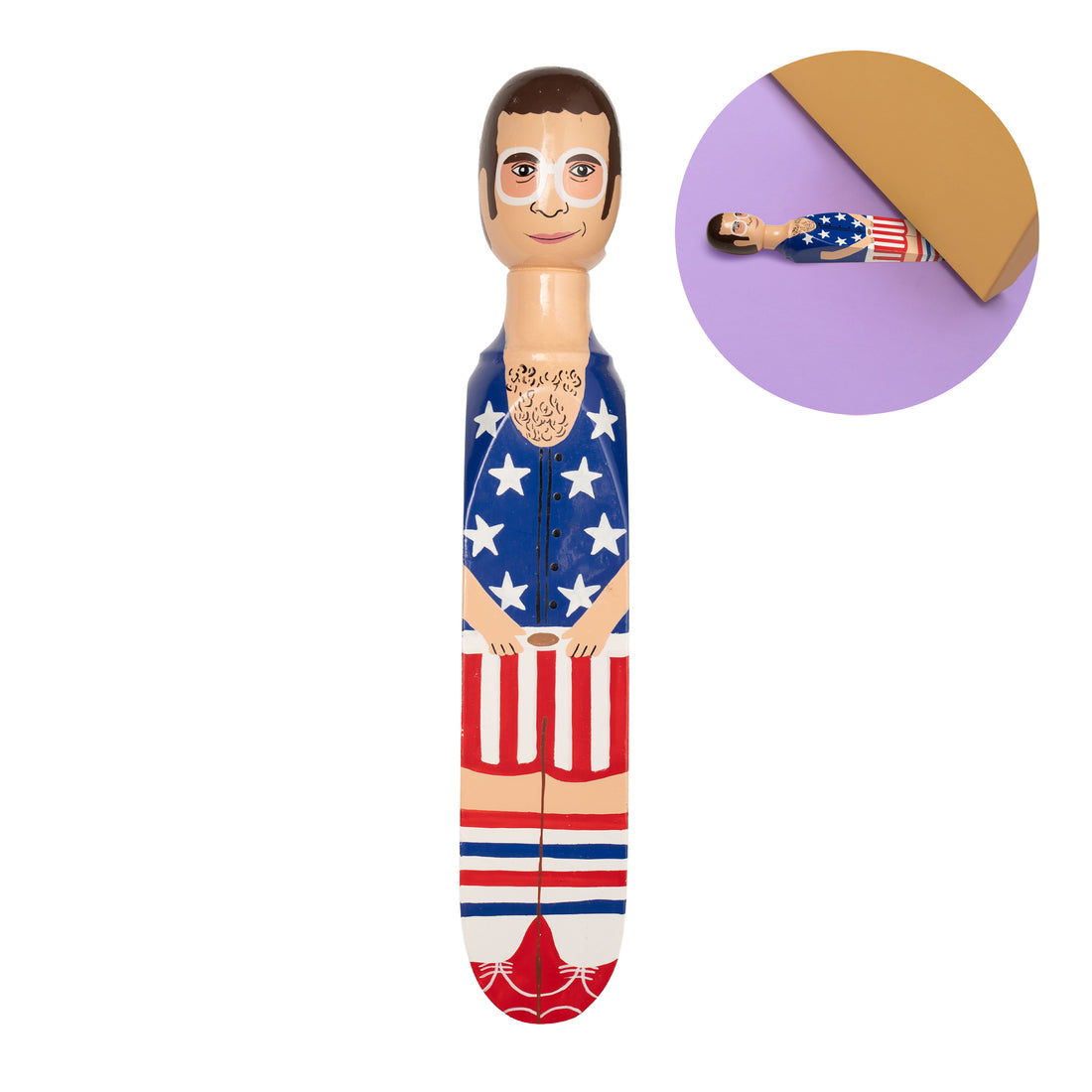 Wedgie Deurstopper Elty - Stars & Stripes (Elton John) - vooraanzicht met witte achtergrond en kleine ronde afbeelding onder deur rechtsboven