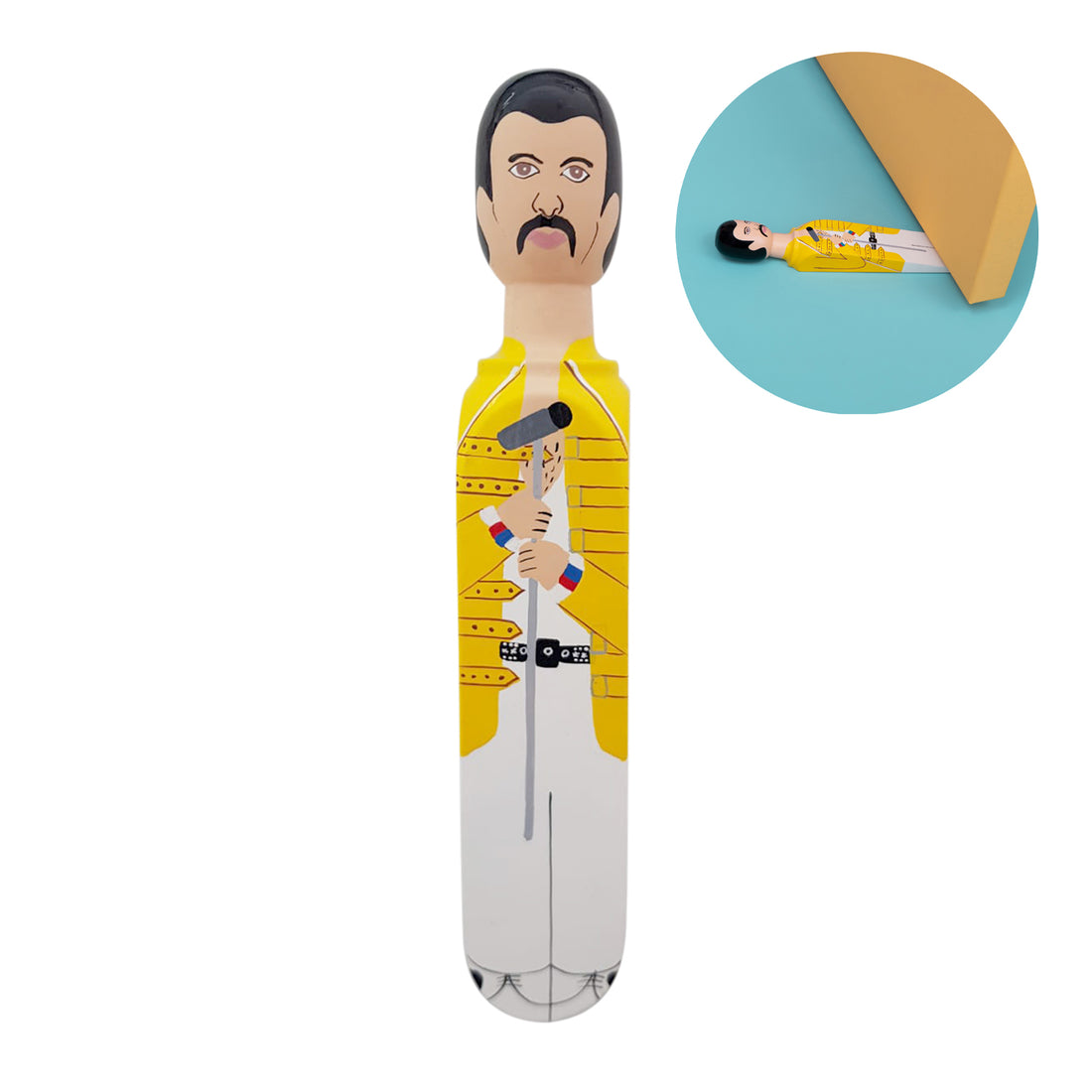 Wedgie Deurstopper Freddy (Freddie Mercury) - vooraanzicht met witte achtergrond en kleine ronde afbeelding onder deur rechtsboven
