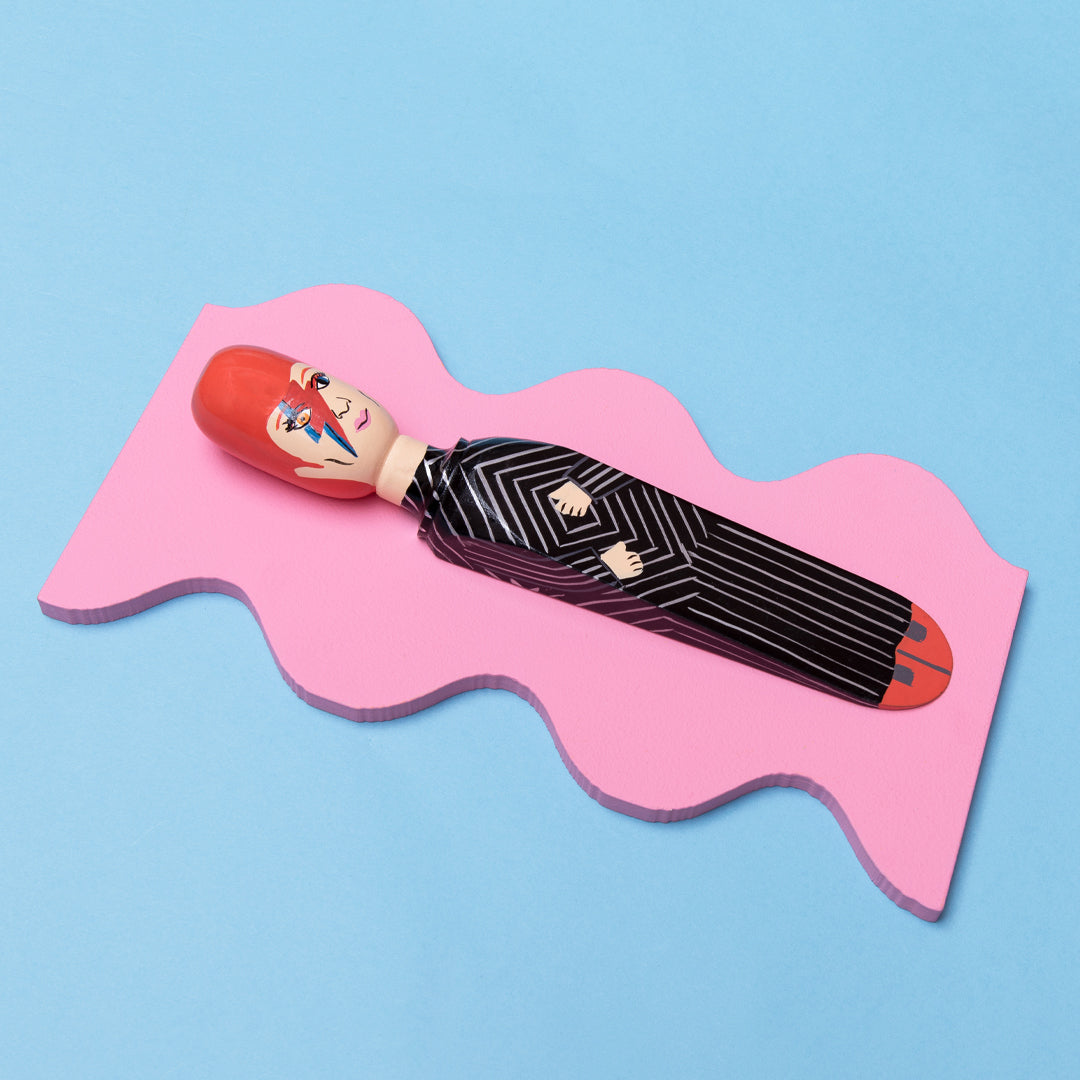 Wedgie Deurstopper Major Dave (David Bowie) - liggend op roze planke met golvende vorm