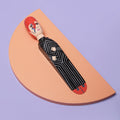 Wedgie Deurstopper Major Dave (David Bowie) - liggend op geel houten plankje in halve cirkel