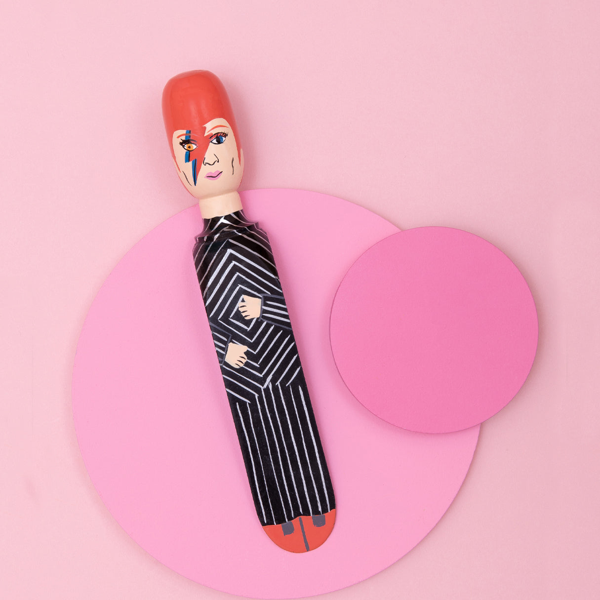 Wedgie Deurstopper Major Dave (David Bowie) - bovenaanzicht liggend op roze ronde cirkels