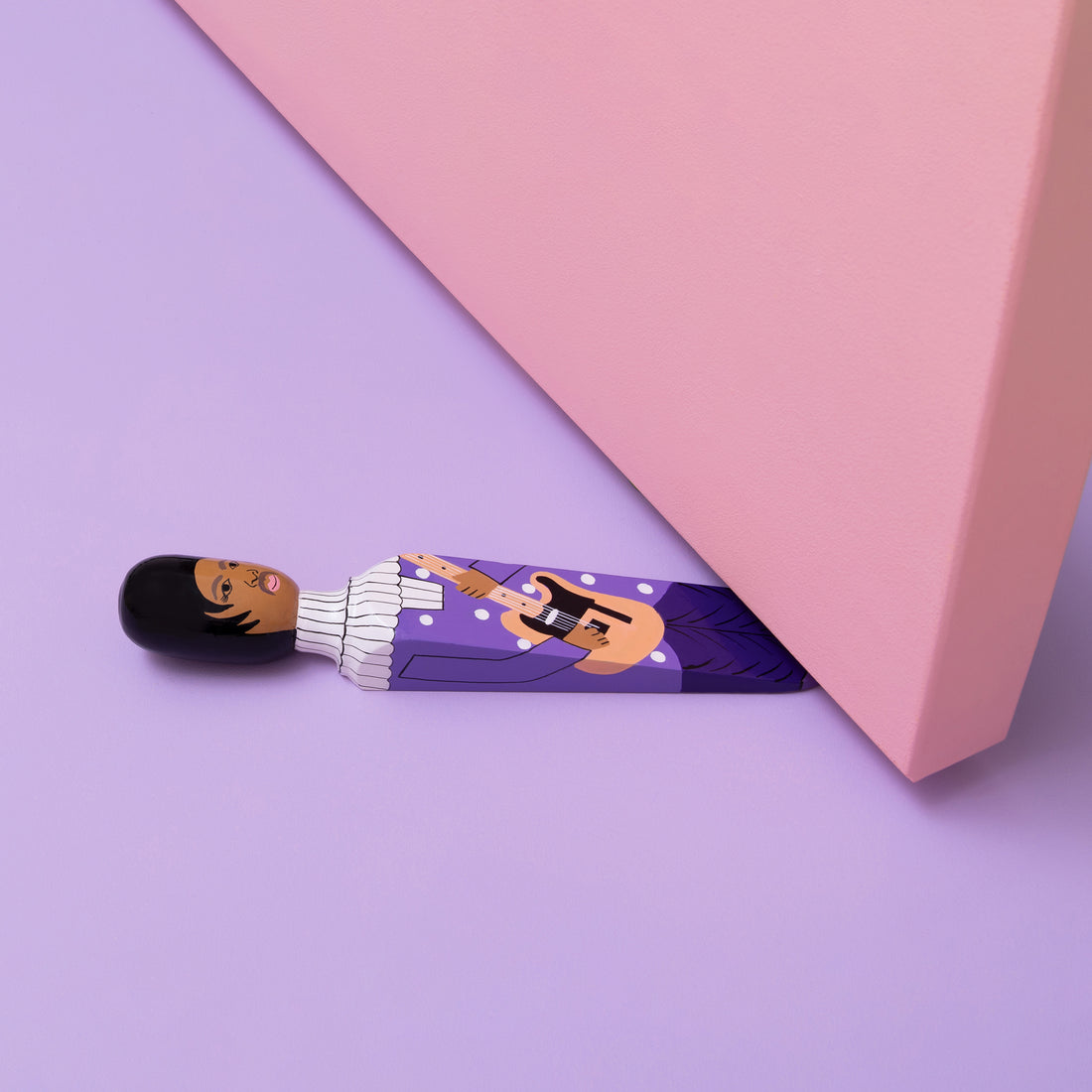 Wedgie Deurstopper The Purple One (Prince) - vooraanzicht met witte achtergrond en kleine ronde afbeelding onder deur rechtsboven