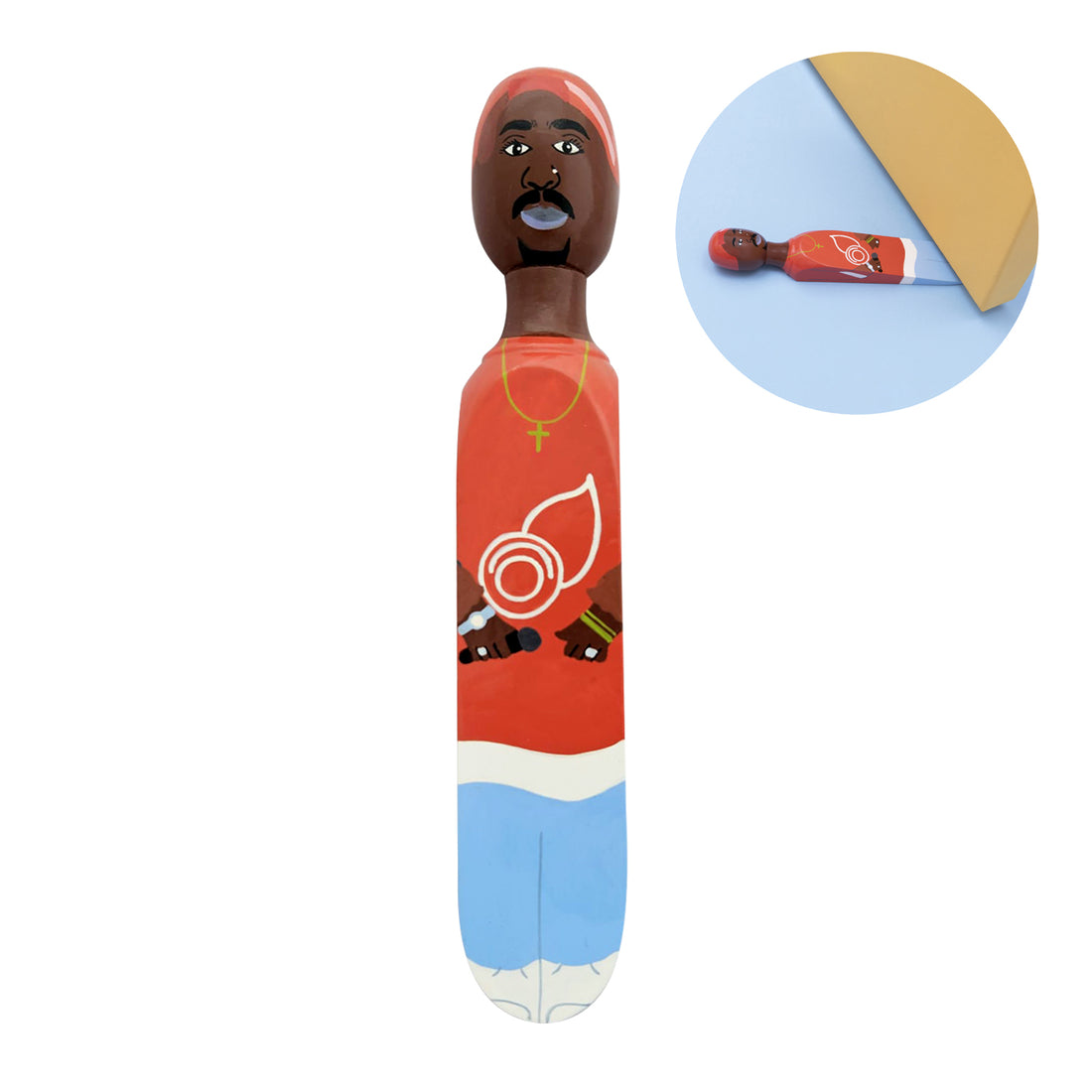 Wedgie Deurstopper Twopak (Tupac Shakur) - vooraanzicht met witte achtergrond en kleine ronde afbeelding onder deur rechtsboven