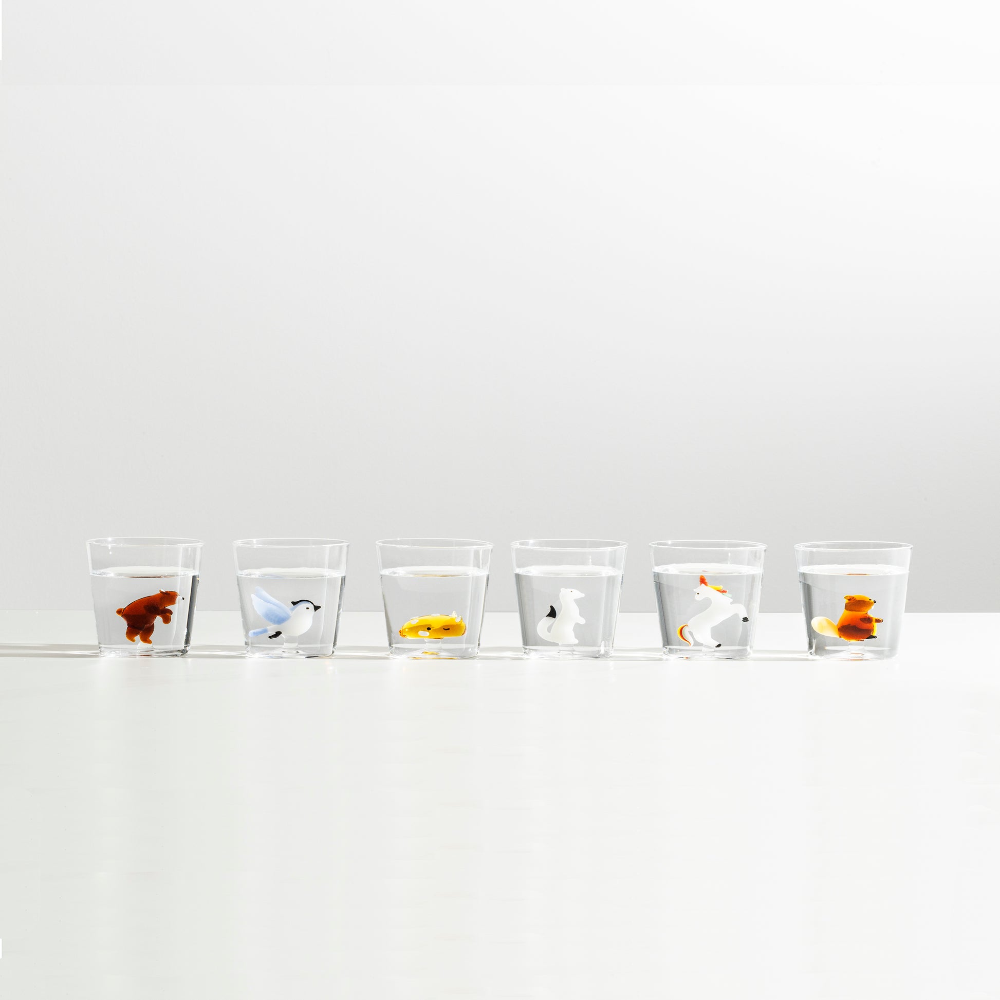 Woodland Tales Ichendorf Milano│diverse Tumblers op rij gevuld met water