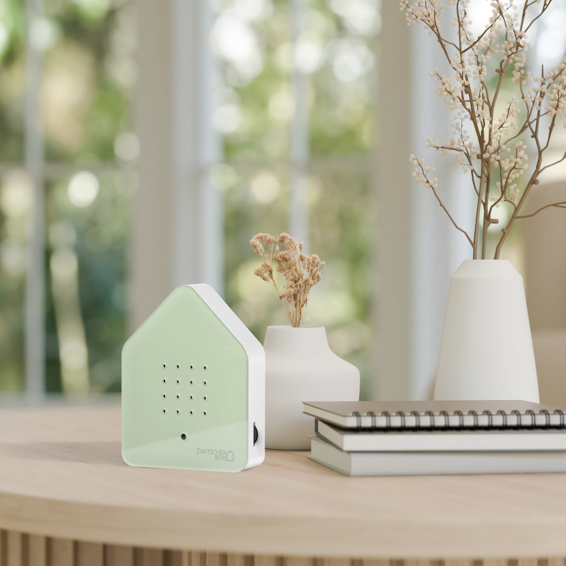Zwitscherbox Classic Sage│art. 11ZBX0101019│op ronde houten tafel naast bloempotten