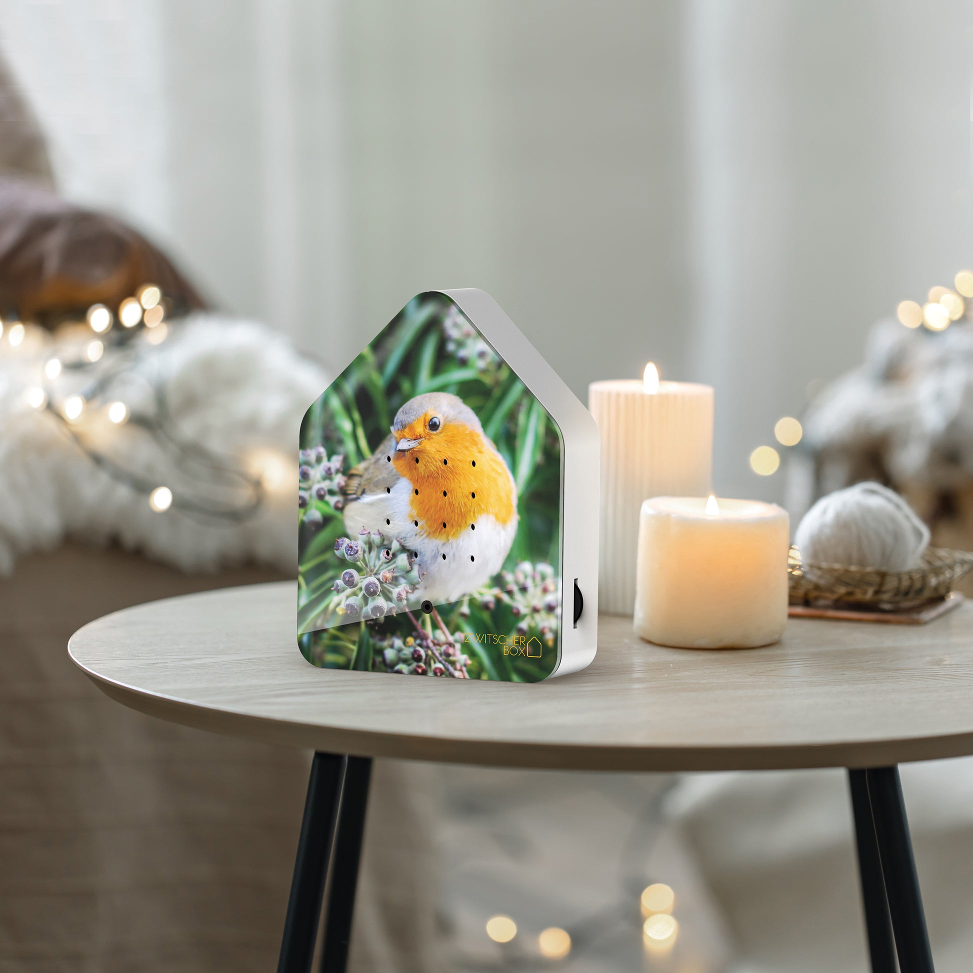 Zwitscherbox Limited Edition Roodborstje│art. 11ZBX0301018│op tafeltje naast kaarsen