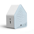 Satellitebox Waldregen Classic von der Seite, mit Blick auf den USB-C-Anschluss.