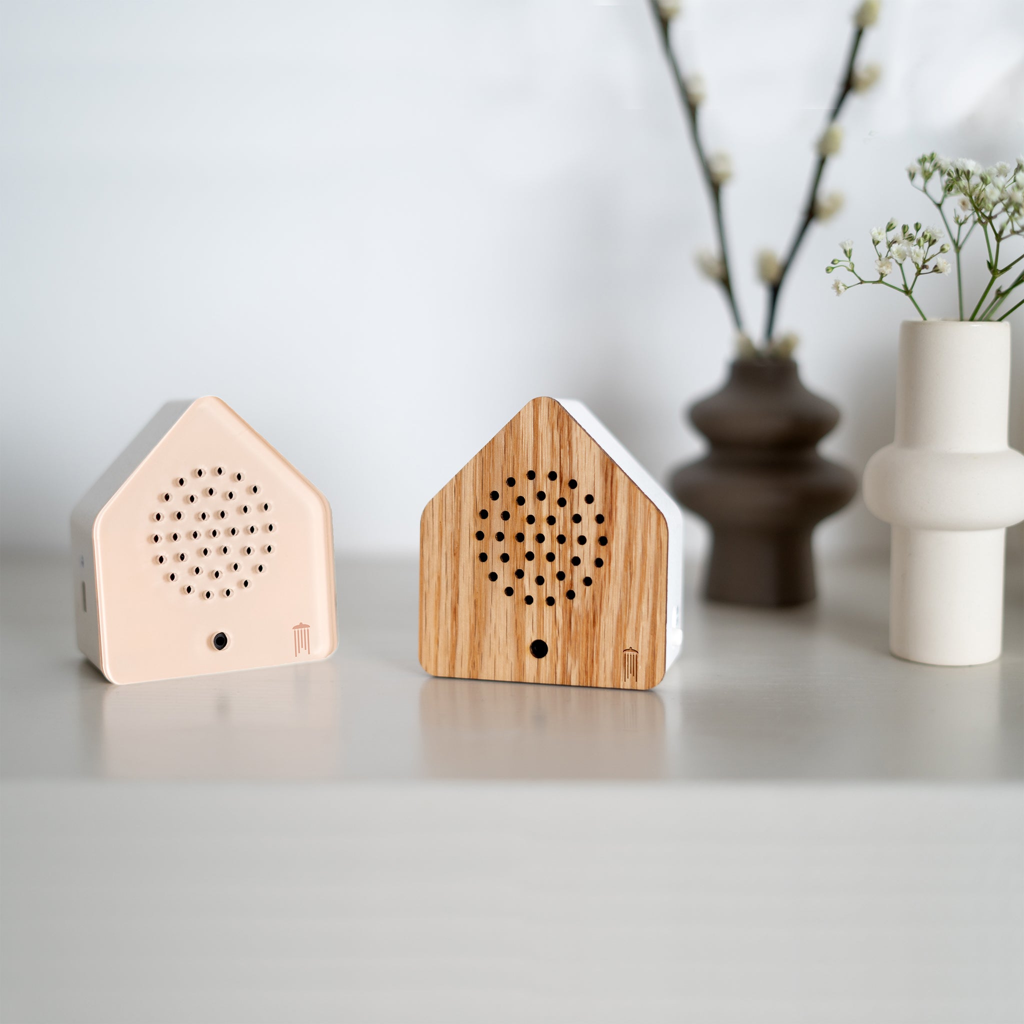 Zwitscherbox Satellite Wind Chimes Peach│art. 11WIC0101001│met Eiken versie naast vaasjes