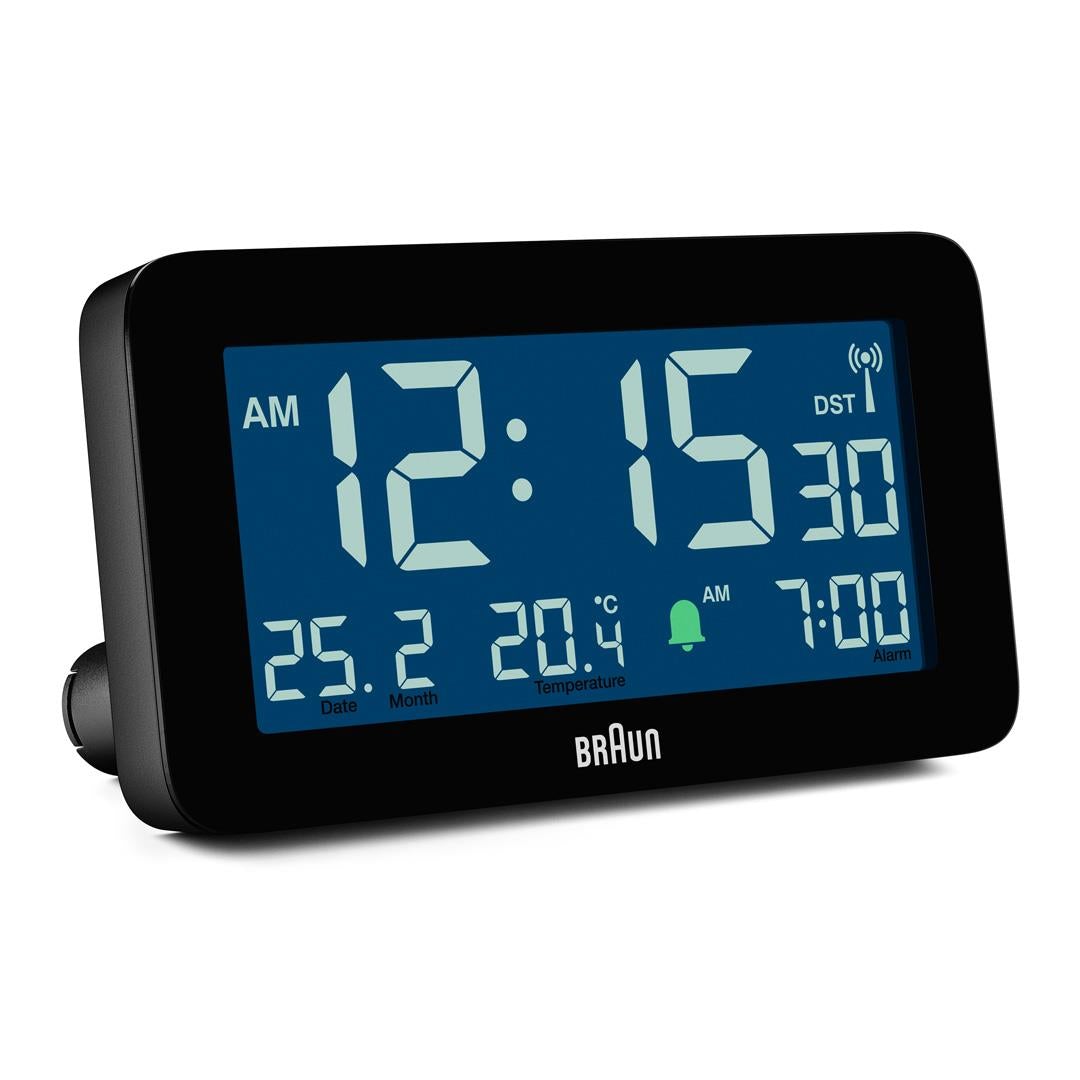 Braun BC10-DCF Digitalwecker Schwarz, Schrägansicht von vorn mit beleuchtetem Display