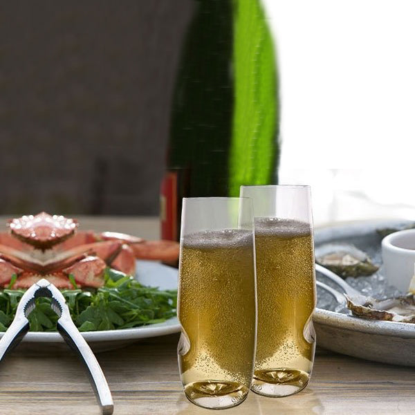 Govino Champagne Glazen Kunststof│Set van 4│twee glazen op tafel naast borden