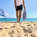 Man met Notabag Marine Stripes shopper op het strand