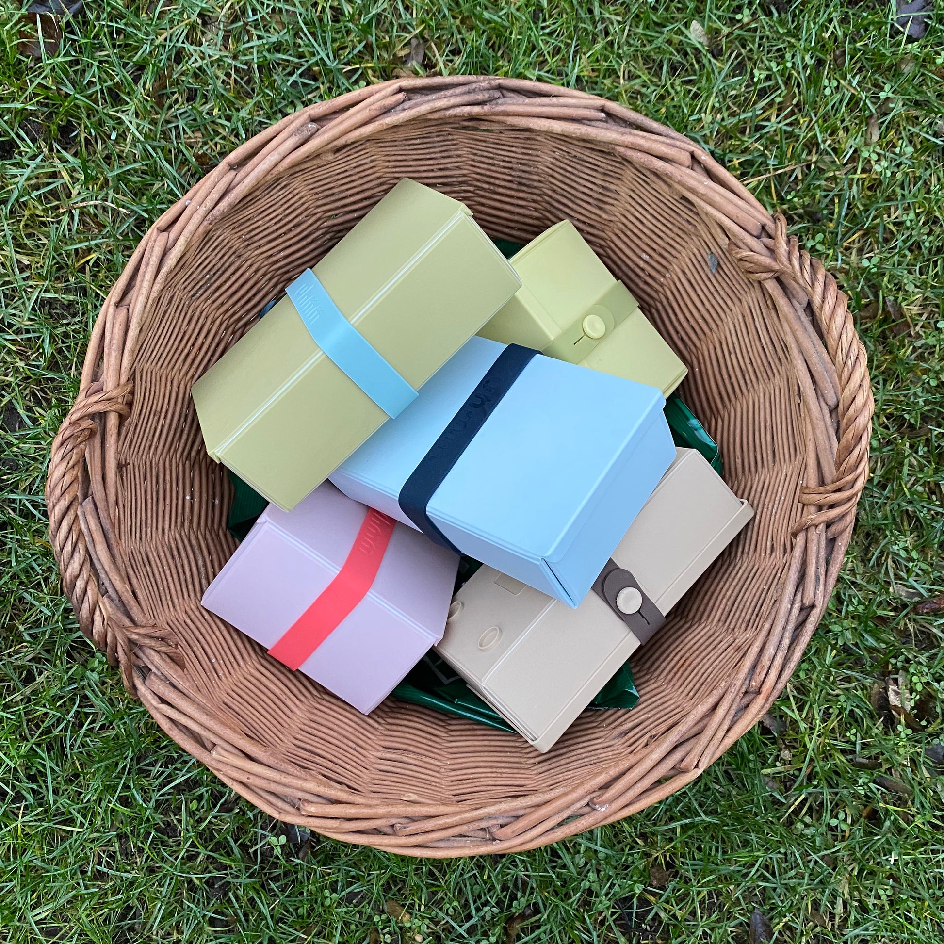 Uhmm 01 Opvouwbare Luchbox Warm Grijs│art. 981497│diverse kleuren in rieten mand